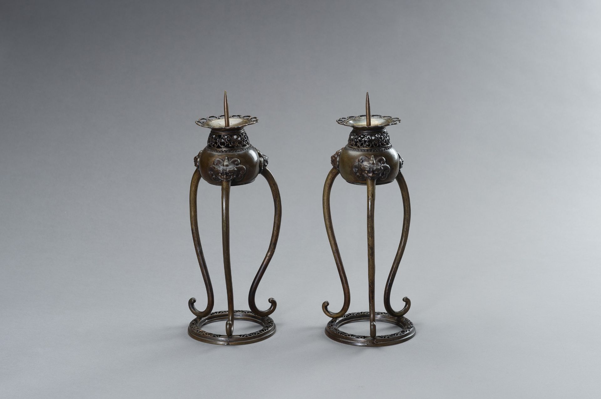 A PAIR OF BRONZE CANDLE STICK HOLDERS - Image 9 of 11