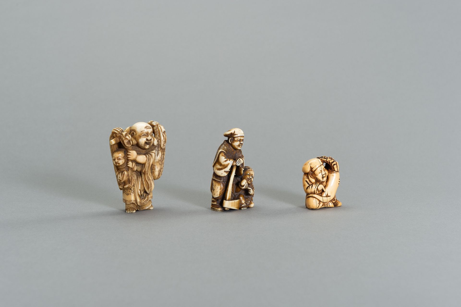 A GROUP OF THREE TOMOCHIKA SCHOOL IVORY NETSUKE - Bild 2 aus 10