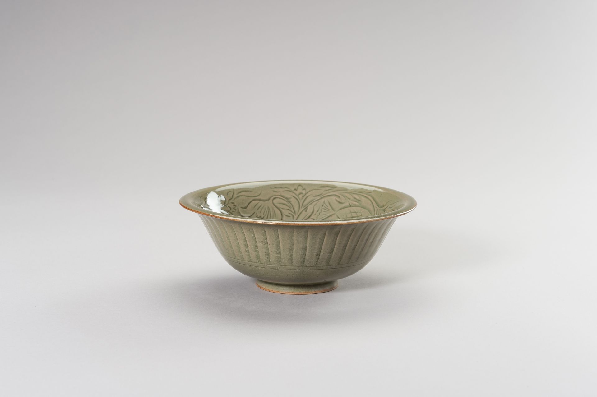 A YAOZHOU CELADON 'LOTUS & FISH' BOWL - Bild 6 aus 11