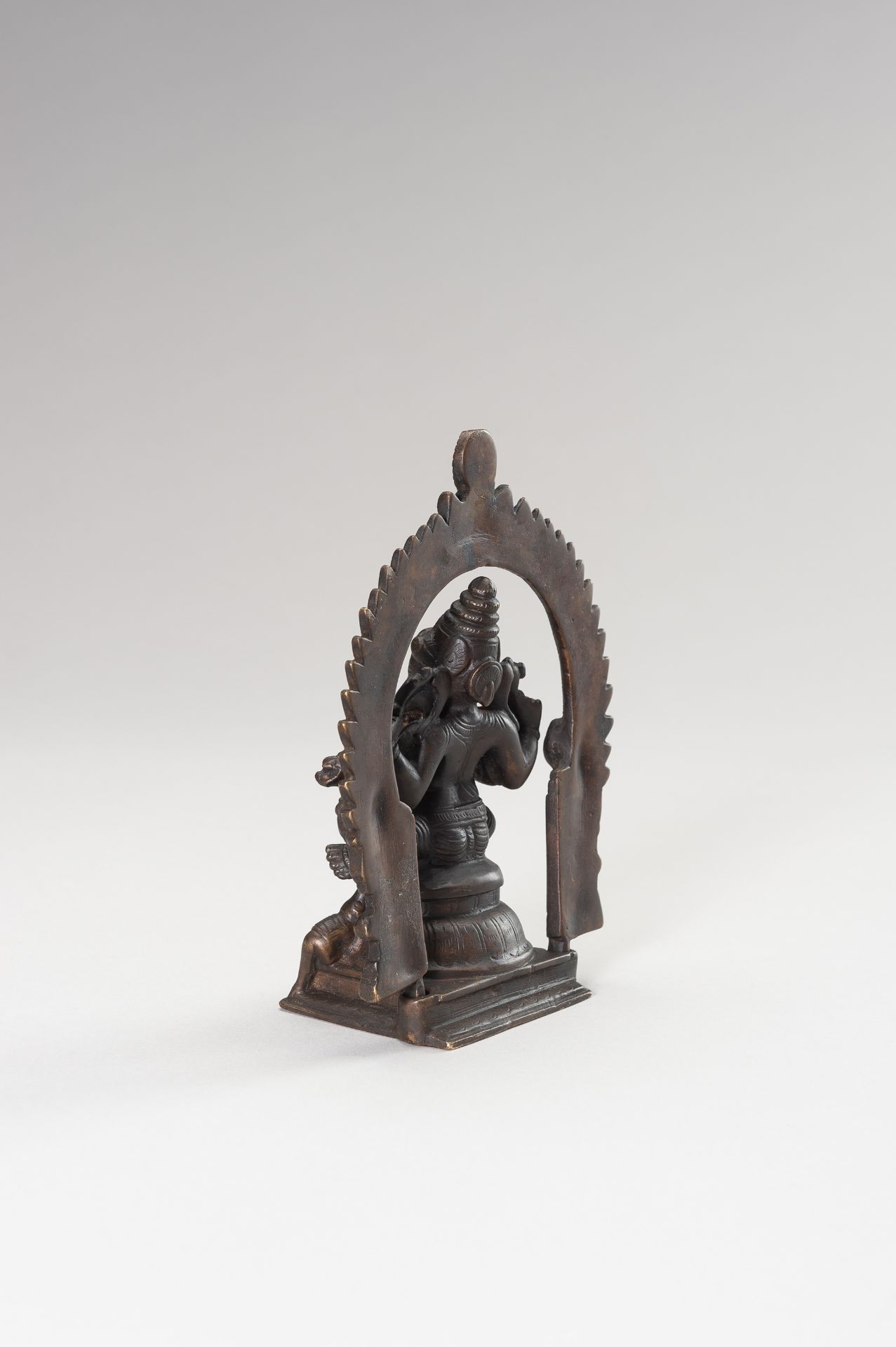 AN INDIAN BRONZE FIGURE OF GANESHA - Bild 3 aus 10