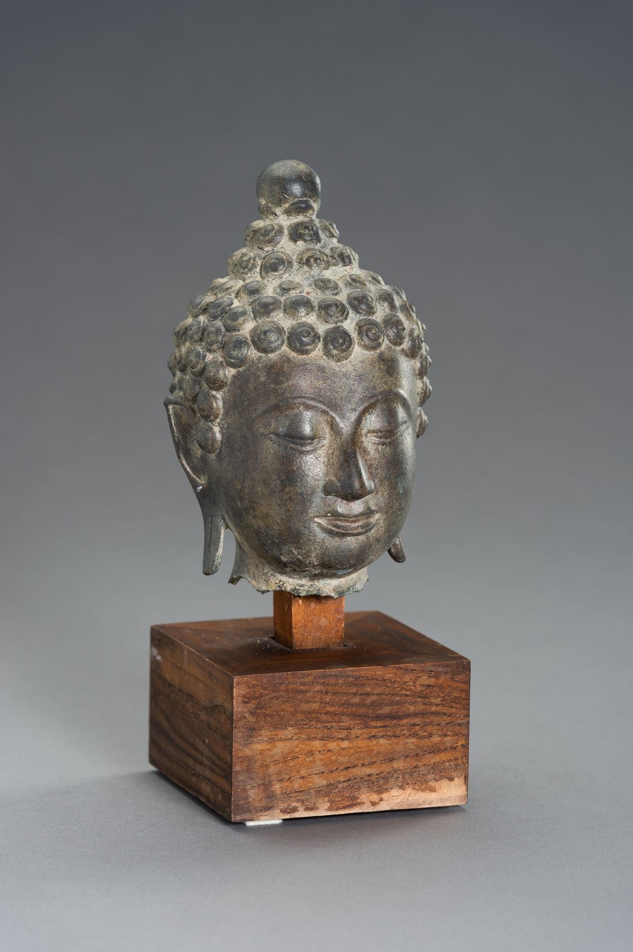 A SUKHOTHAI SYTLE BRONZE HEAD OF BUDDHA - Image 8 of 10