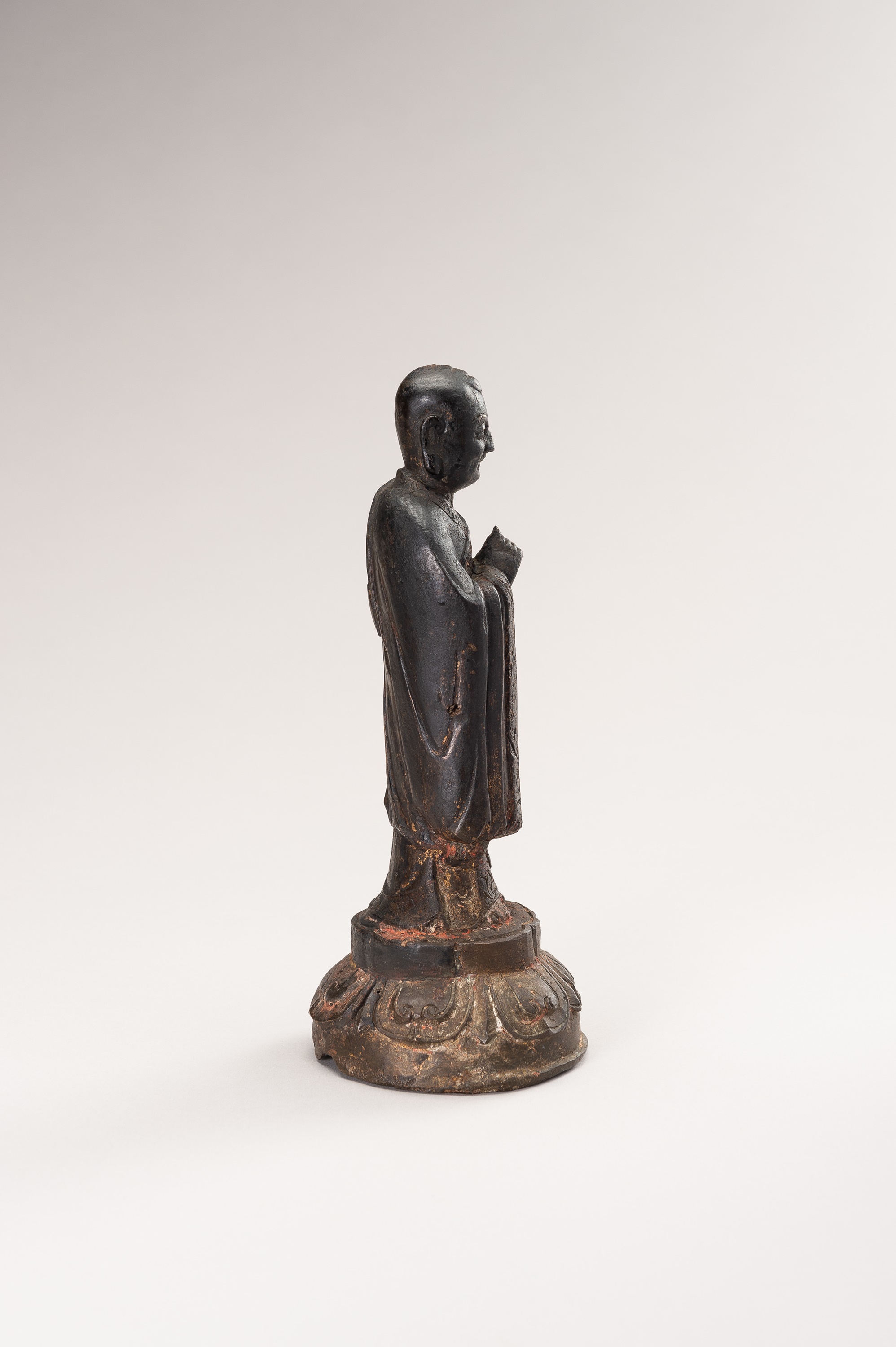 A BRONZE FIGURE OF A LUOHAN - Image 6 of 10