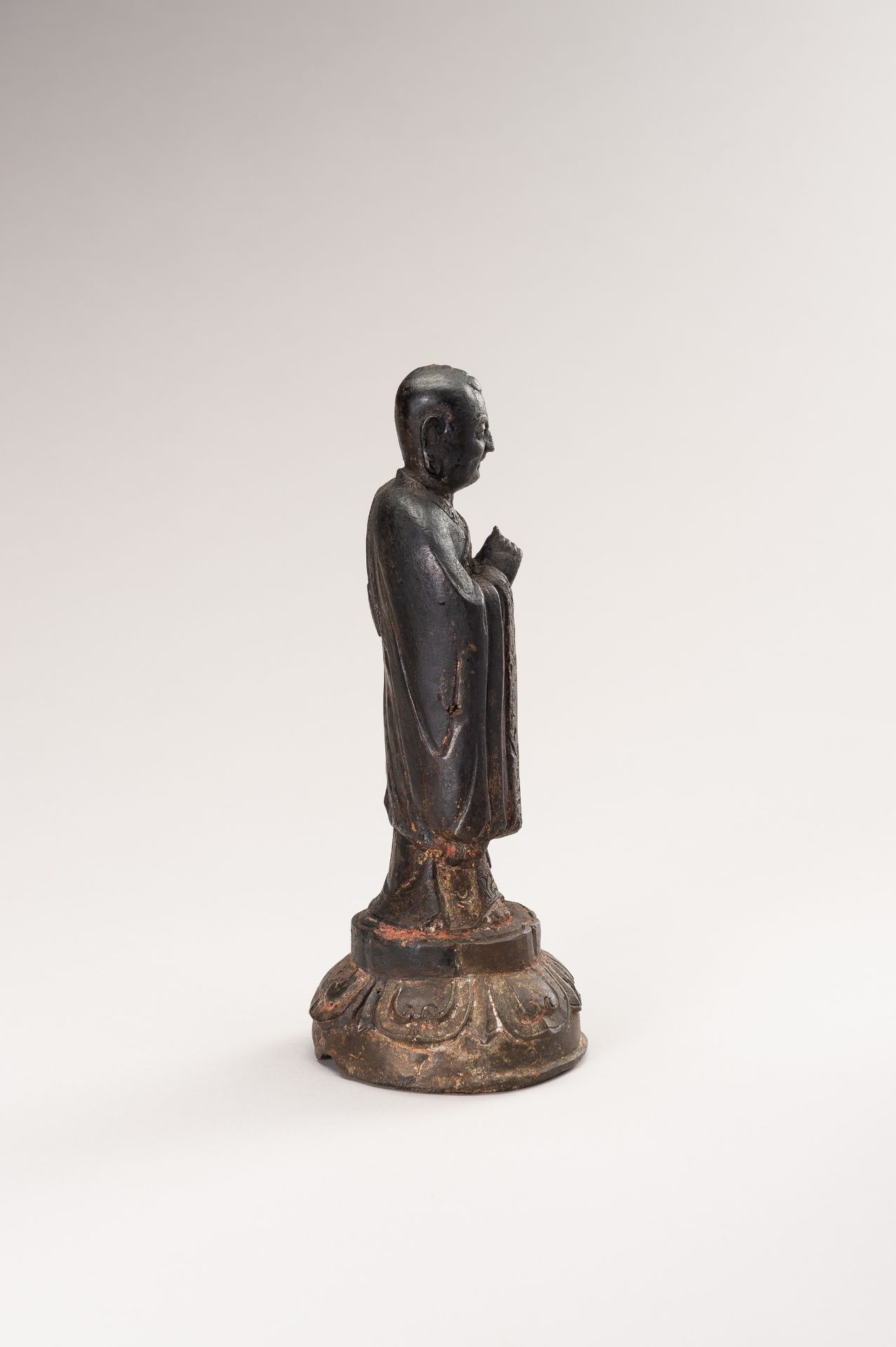 A BRONZE FIGURE OF A LUOHAN - Bild 6 aus 10