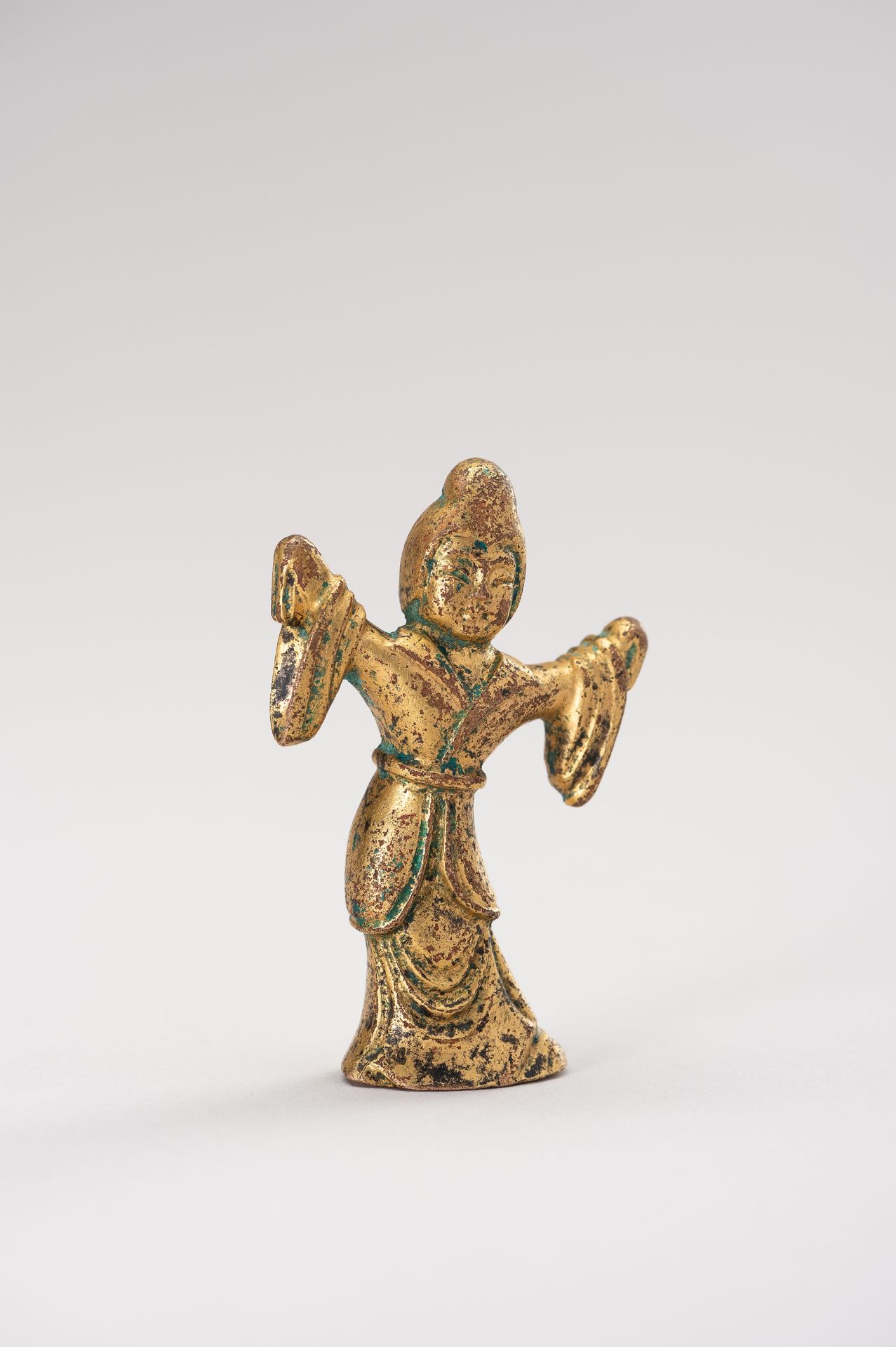 A HAN STYLE GILT-BRONZE FIGURE OF A DANCER - Image 7 of 9