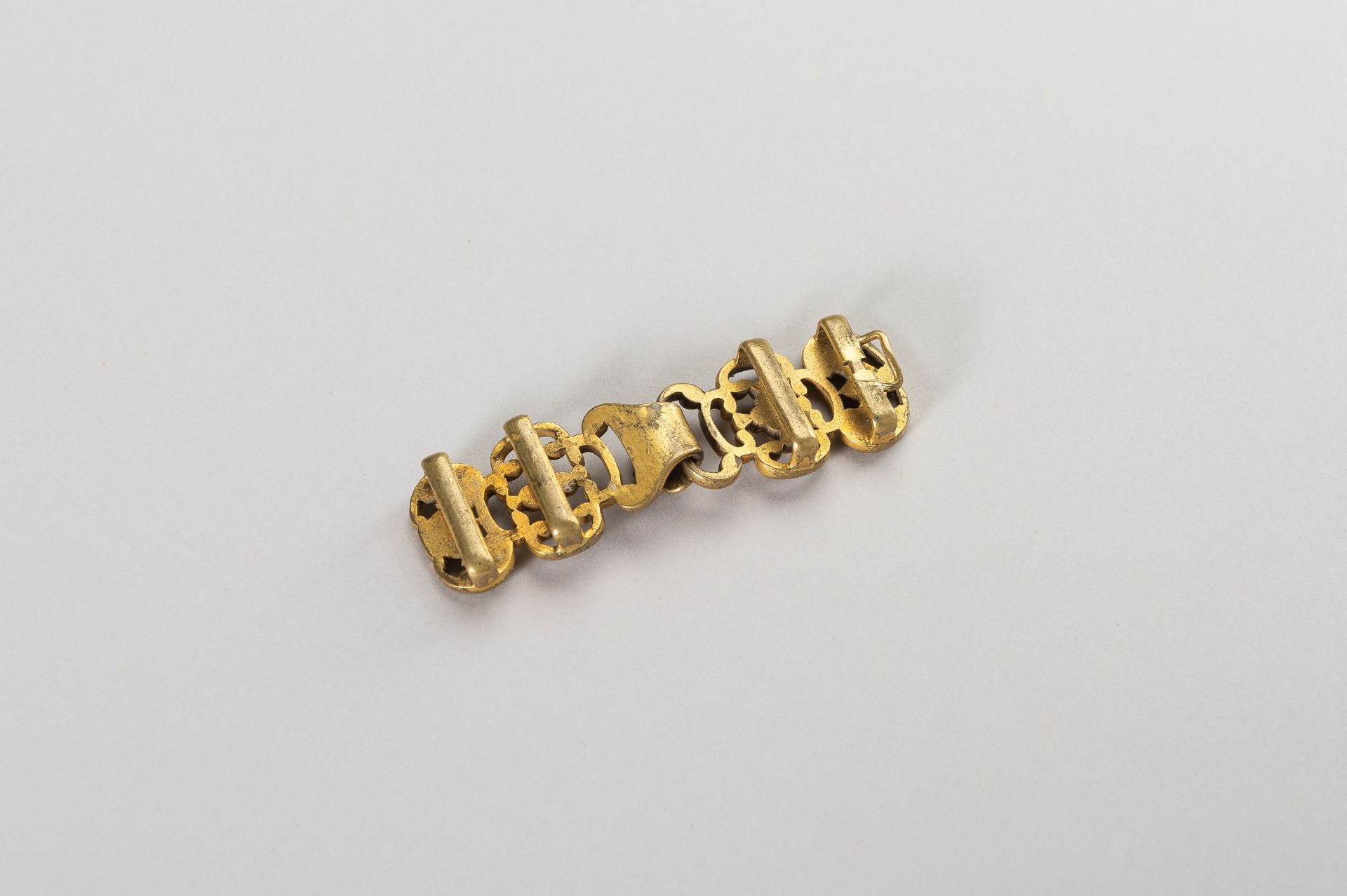 AN APPEALING GILT BRONZE BELT HOOK - Image 3 of 8