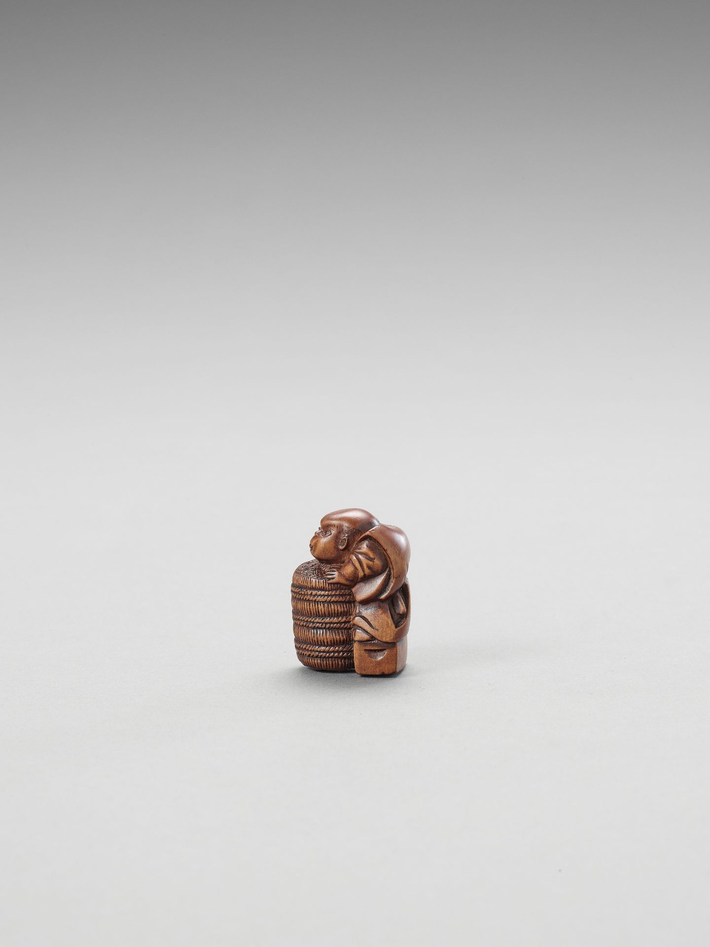 A WOOD NETSUKE OF FUKUSUKE WITH RICE BAIL - Bild 3 aus 5