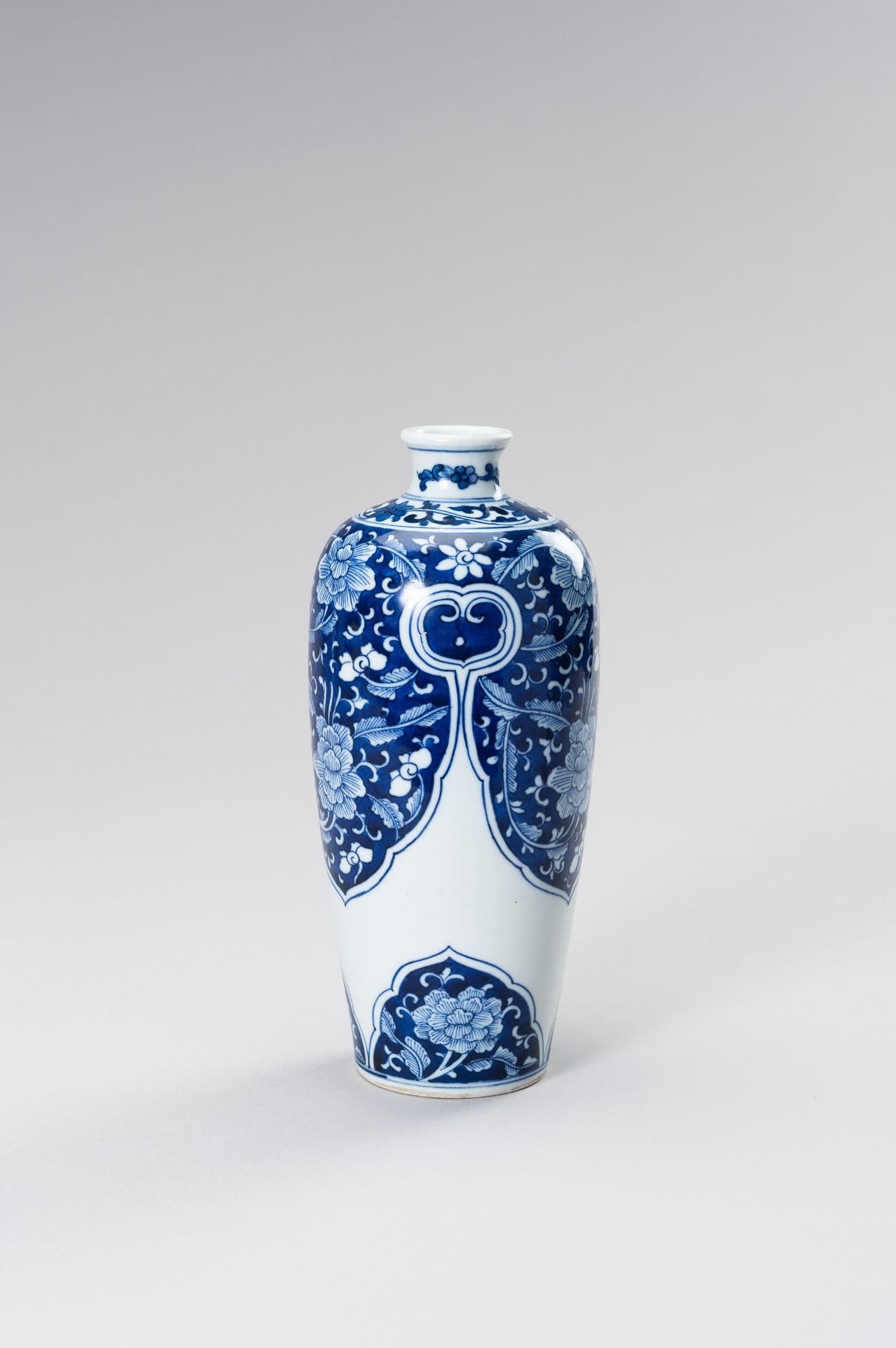 A BLUE AND WHITE PORCELAIN VASE - Bild 4 aus 7