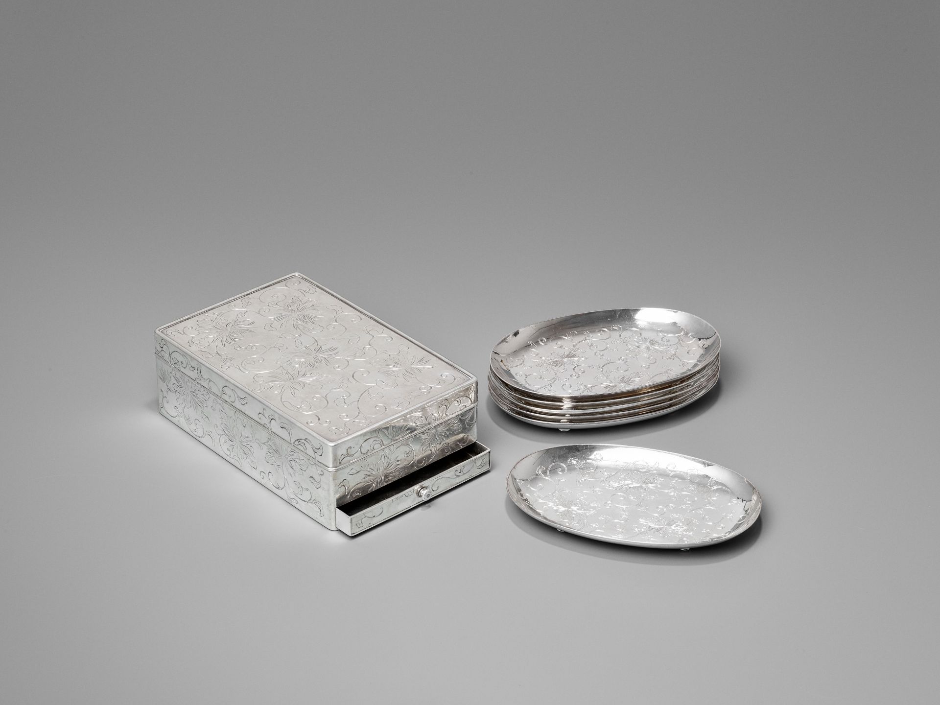 HIRATA SHIGEMITSU: A SET OF SILVER BOX AND COVER AND SIX SILVER TRAYS - Image 6 of 12