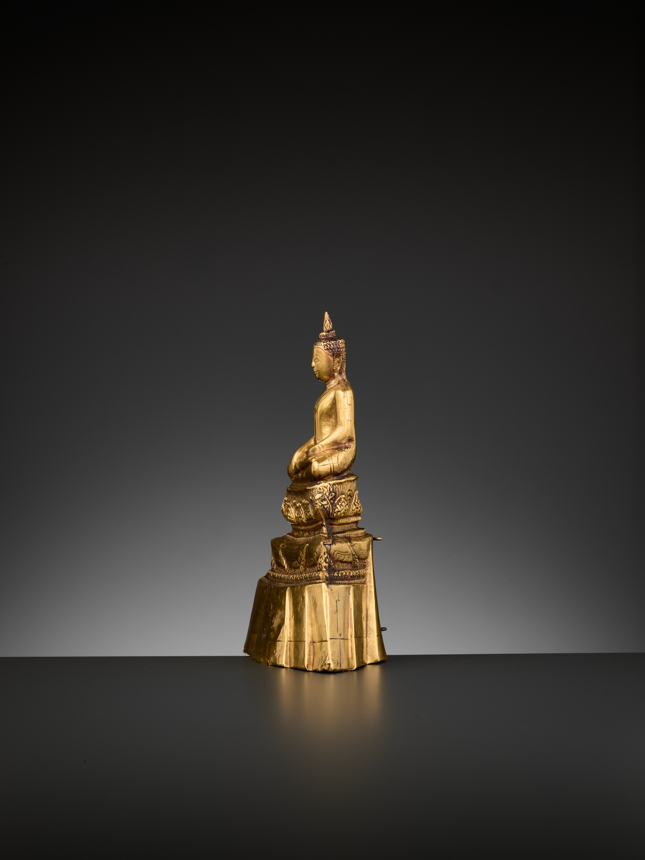 A 24-CARAT GOLD REPOUSSE FIGURE OF BUDDHA SHAKYAMUNI, AYUTTHAYA STYLE - Image 3 of 11