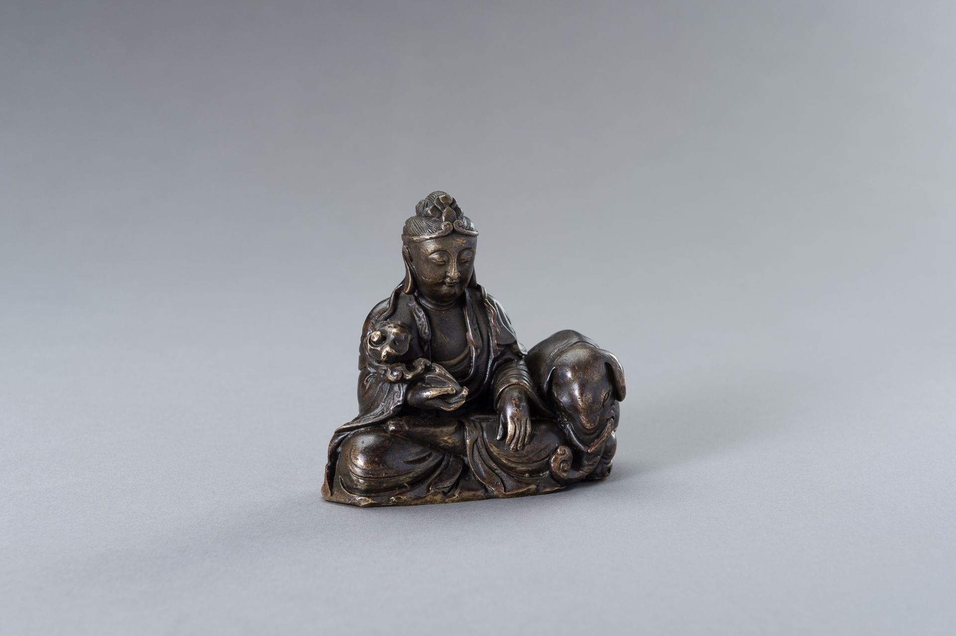 A BRONZE FIGURE OF GUANYIN WITH ELEPHANT - Bild 6 aus 11