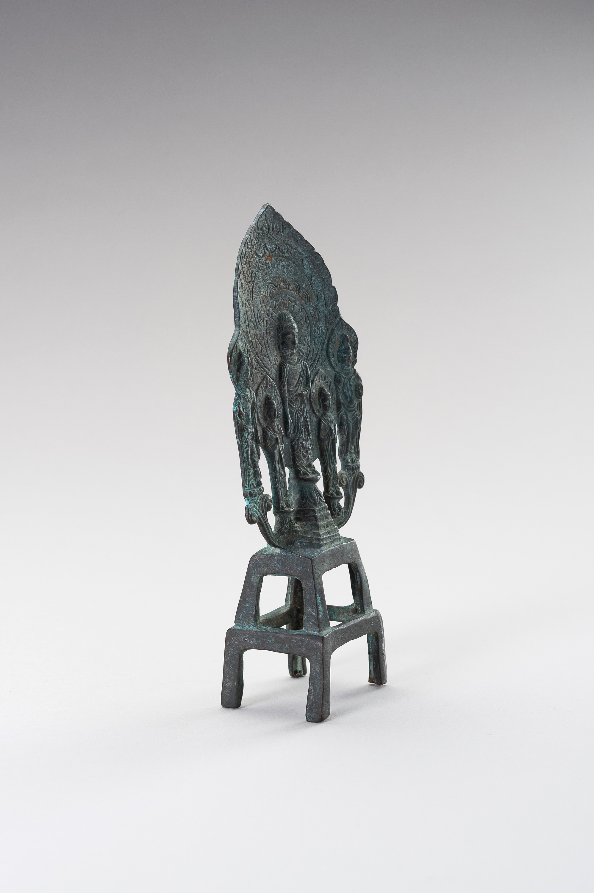 AN UNUSUAL TANG STYLE FOOTED BRONZE STELE - Image 8 of 11