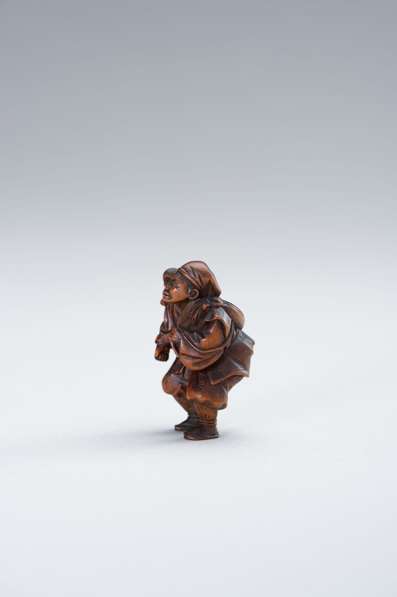 MINKOKU: A WOOD NETSUKE OF SARUMAWASHI - Bild 3 aus 11