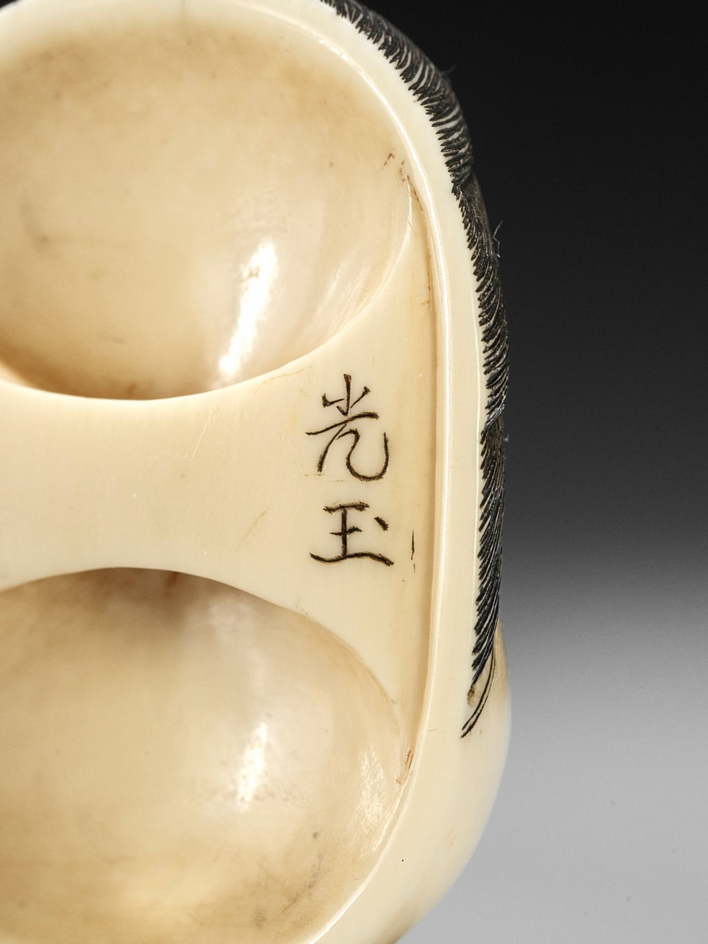 KOGYOKU: A FINE IVORY MASK NETSUKE OF OKAME - Bild 11 aus 13