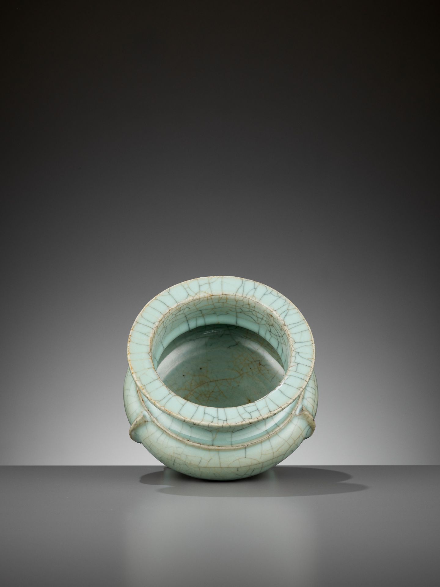 A LONGQUAN CELADON TRIPOD CENSER, SOUTHERN SONG DYNASTY - Bild 2 aus 14