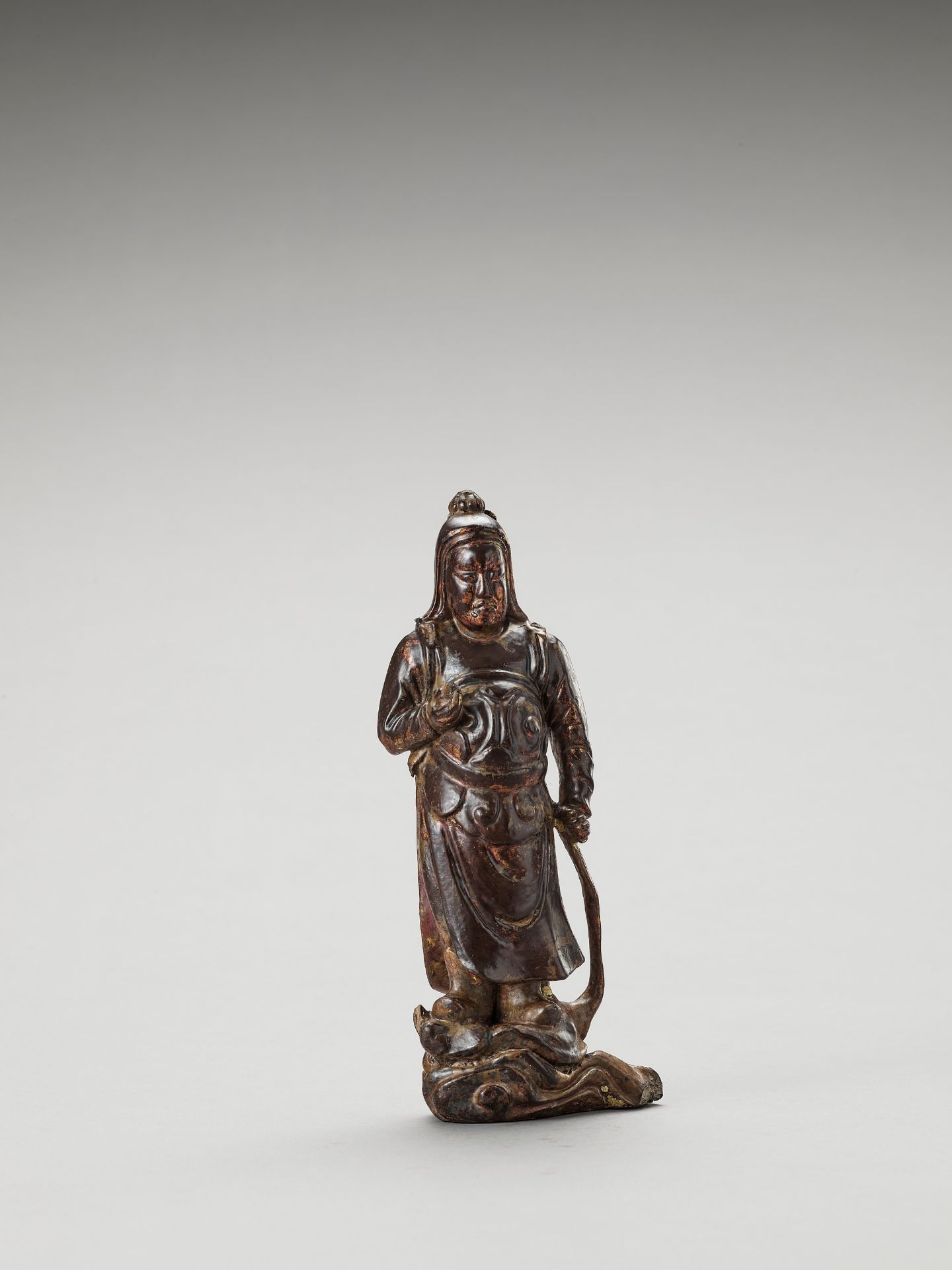 A GILT AND LACQUERED WOOD FIGURE OF A HEAVENLY KING, MING - Bild 5 aus 5