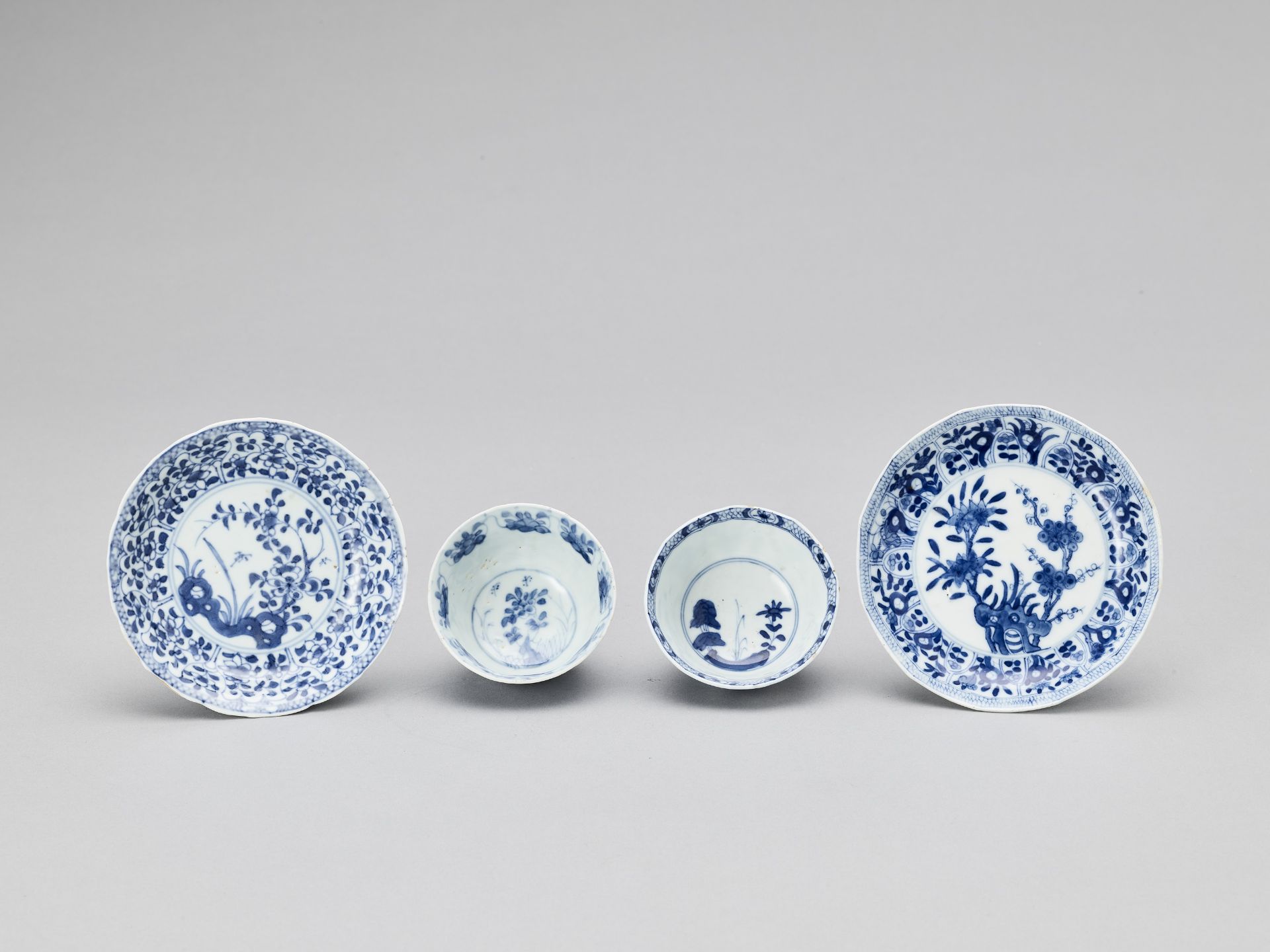 A PAIR OF BLUE AND WHITE PORCELAIN CUPS WITH MATCHING PLATES, KANGXI - Bild 5 aus 9