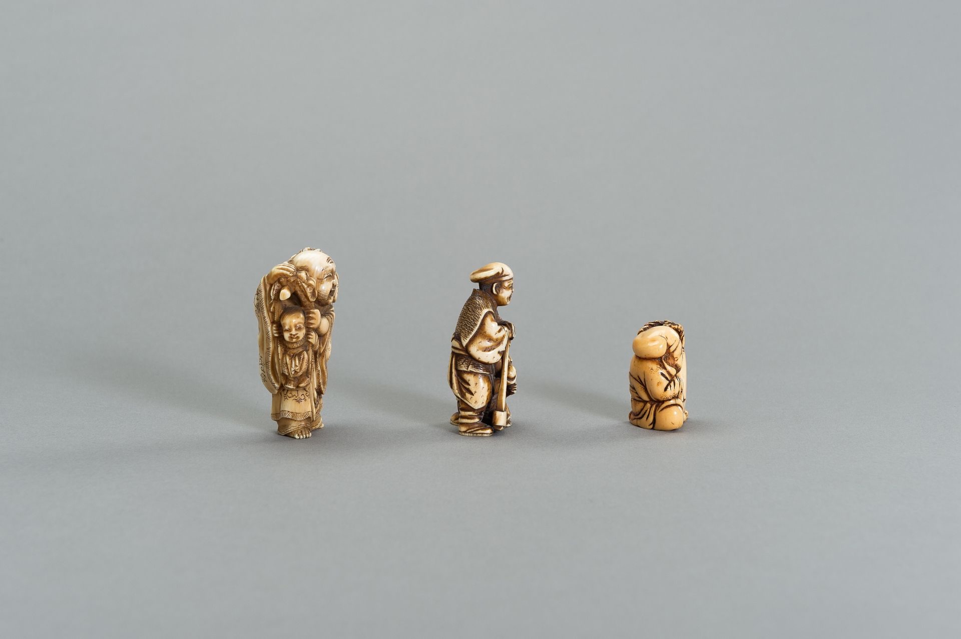 A GROUP OF THREE TOMOCHIKA SCHOOL IVORY NETSUKE - Bild 5 aus 10