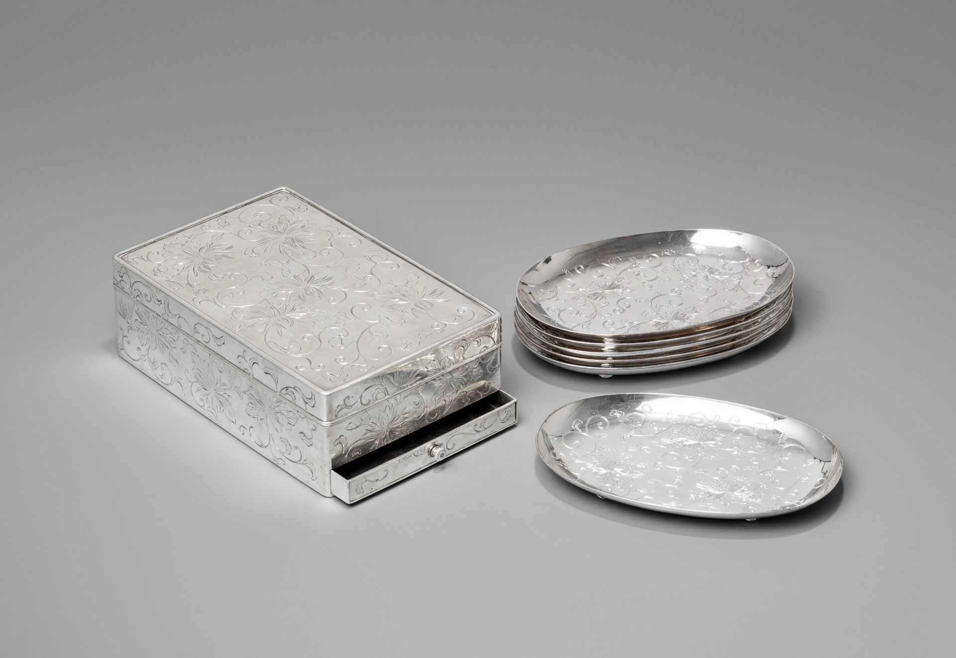 HIRATA SHIGEMITSU: A SET OF SILVER BOX AND COVER AND SIX SILVER TRAYS