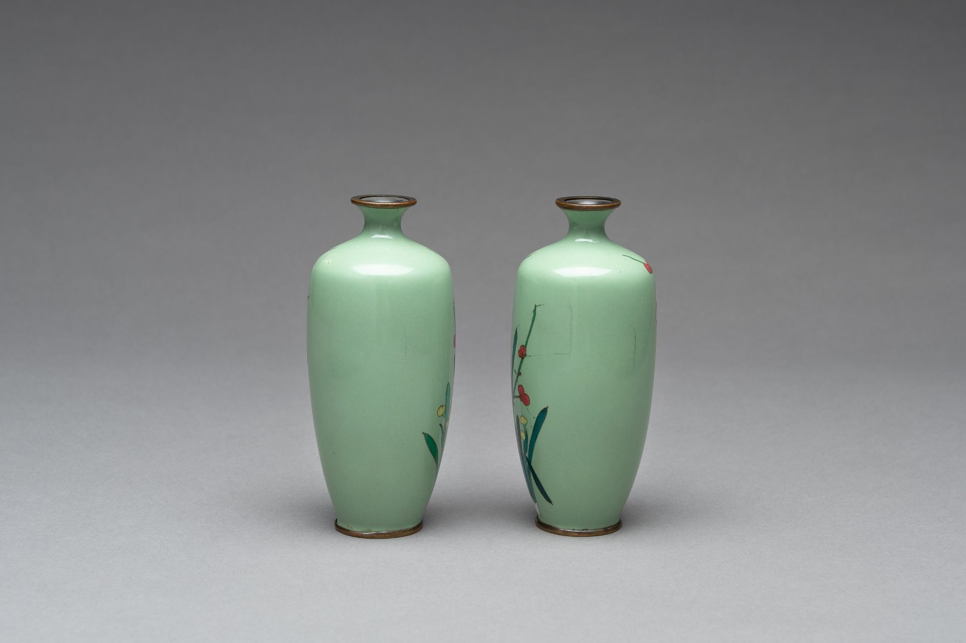 A PAIR OF CLOISONNE ENAMEL VASES - Image 4 of 8