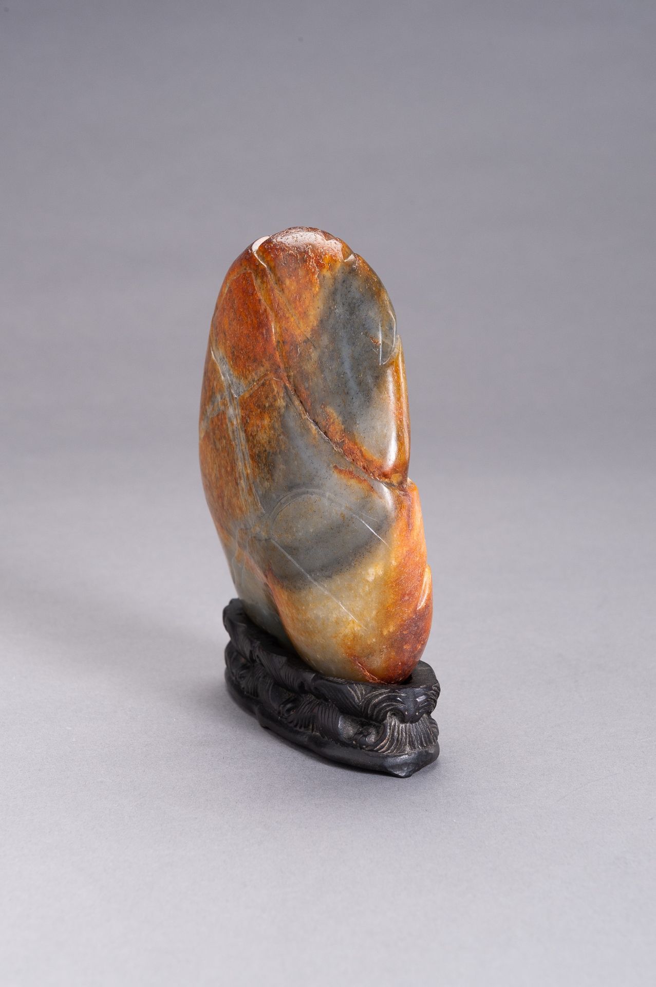 A GRAY AND RUSSET JADE BOULDER WITH IMMORTALS, LATE QING TO REPUBLIC - Bild 4 aus 10