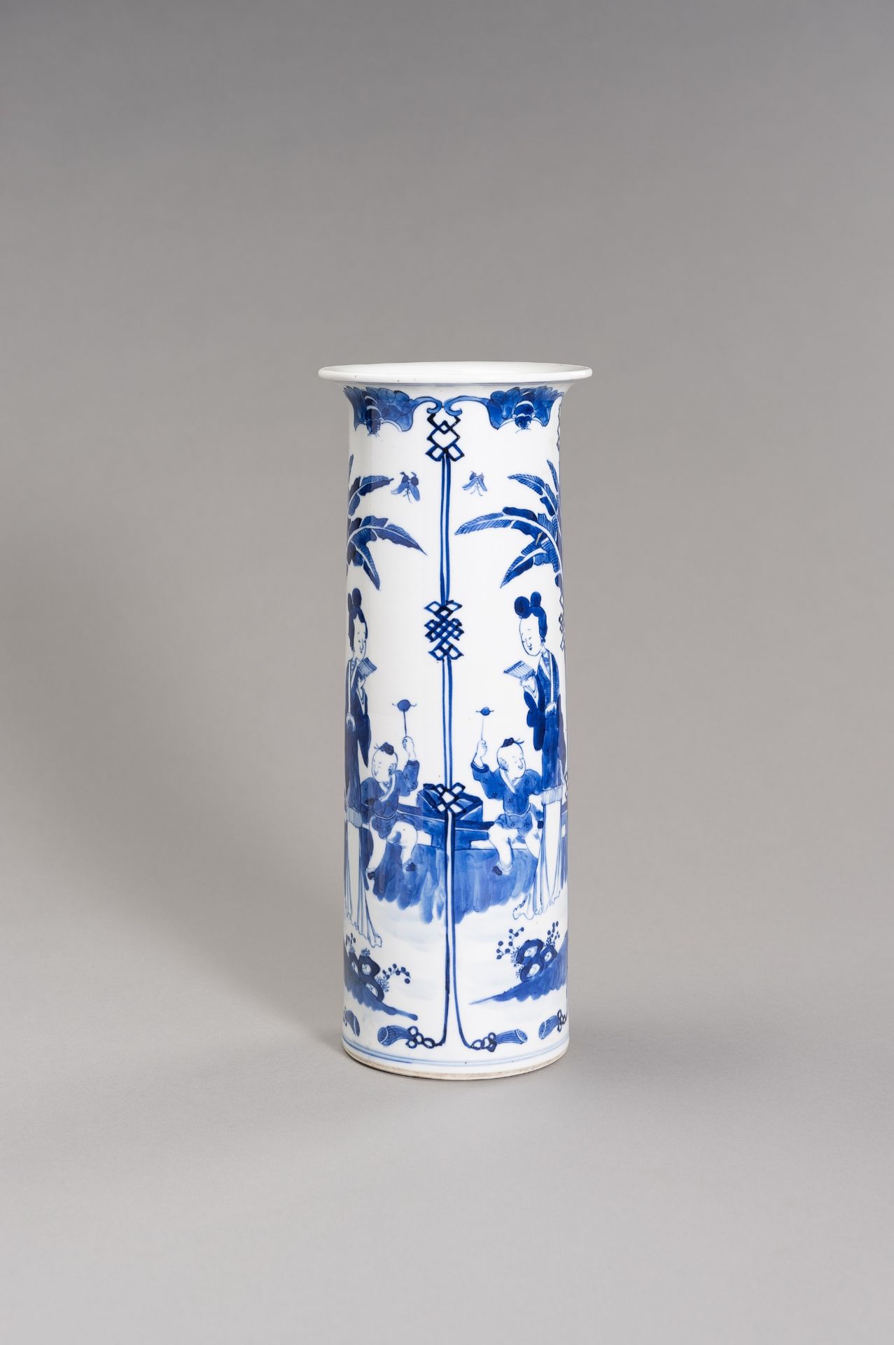 A FINE BLUE AND WHITE LONG ELIZA VASE - Bild 7 aus 12