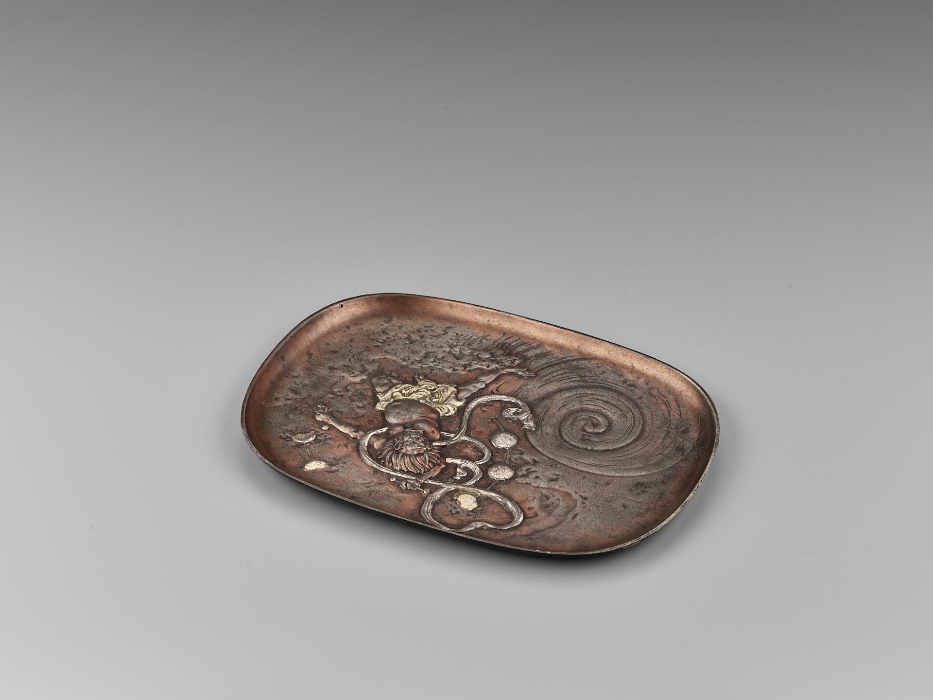 A GILT AND SILVERED COPPER TRAY DEPICTING RAIJIN - Image 3 of 4