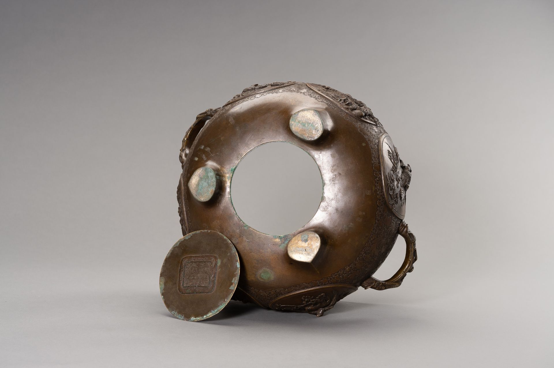 A LARGE AND HEAVY BRONZE TRIPOD CENSER - Image 10 of 13