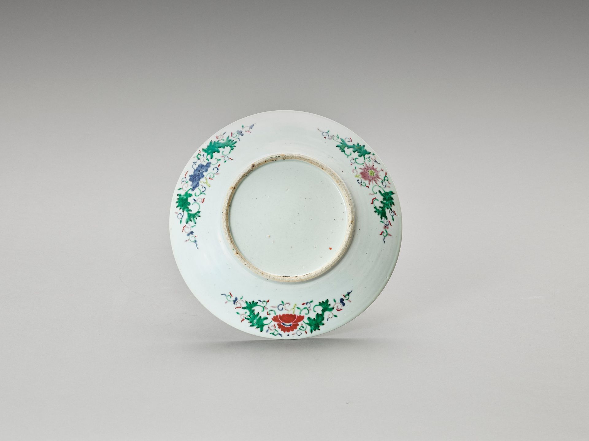 A FAMILLE VERTE PORCELAIN 'BIRDS AND FLOWERS' DISH, QING - Bild 3 aus 4