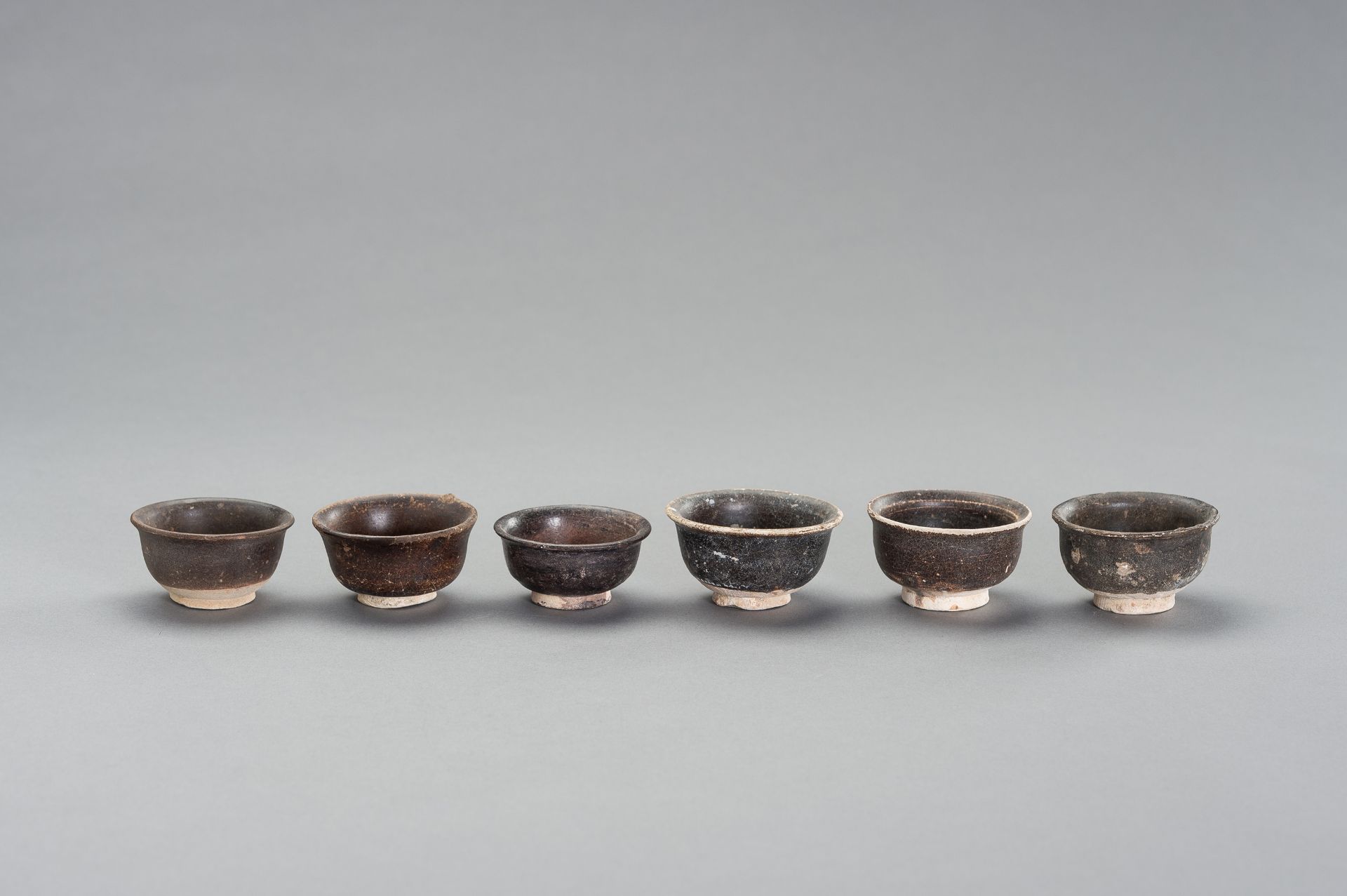 SIX FOOTED 'SHIPWRECK' CERAMIC CUPS - Bild 3 aus 11