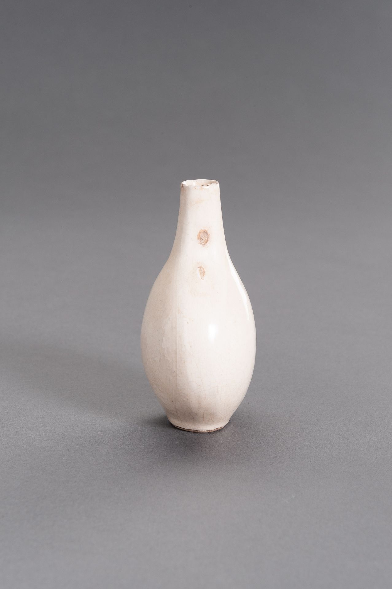 A MOLDED AND CREAM-GLAZED CERAMIC FLASK, MING DYNASTY - Image 5 of 9