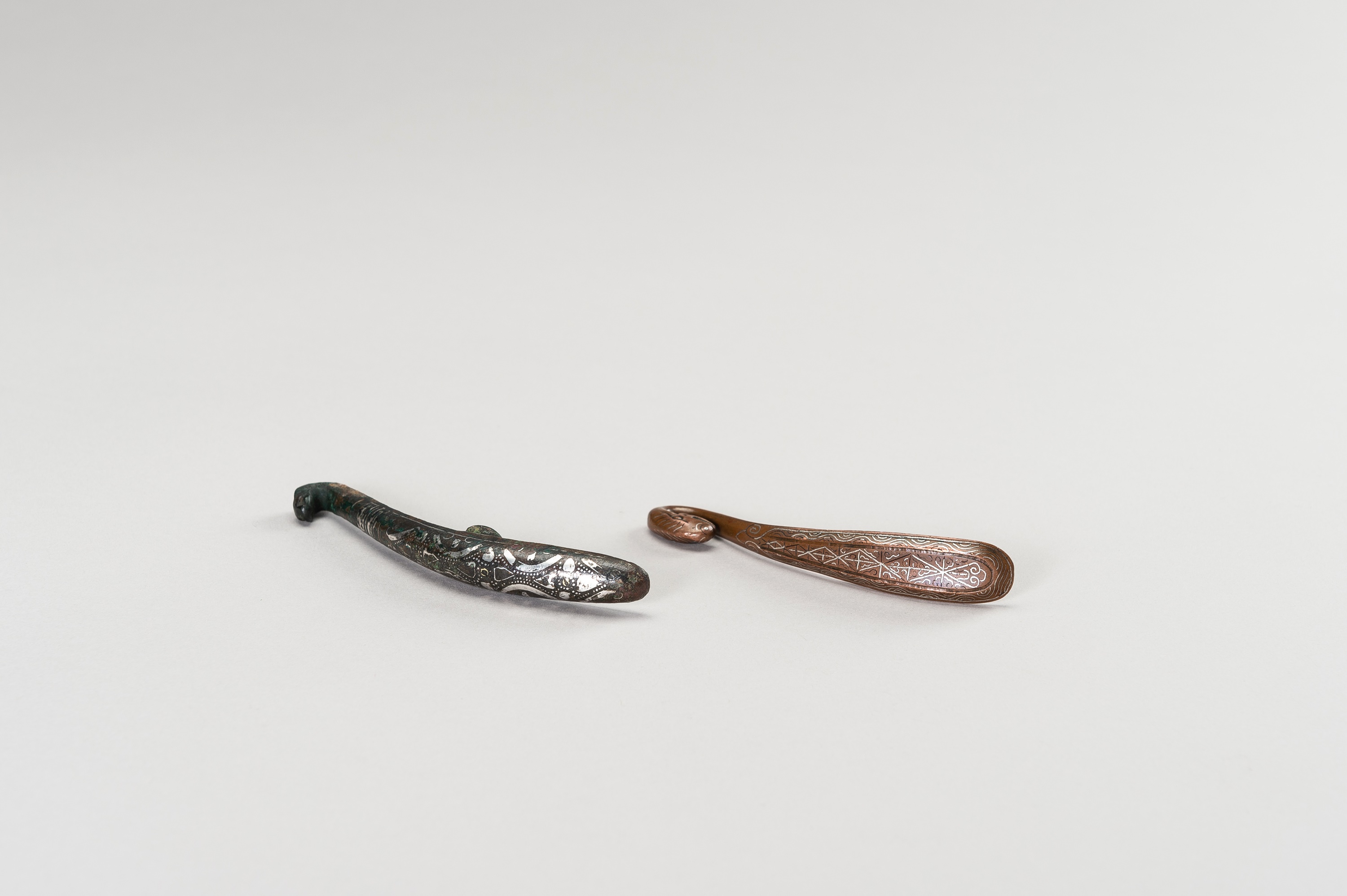 A FINE PAIR OF SILVER-INLAID BELT HOOKS - Image 5 of 9