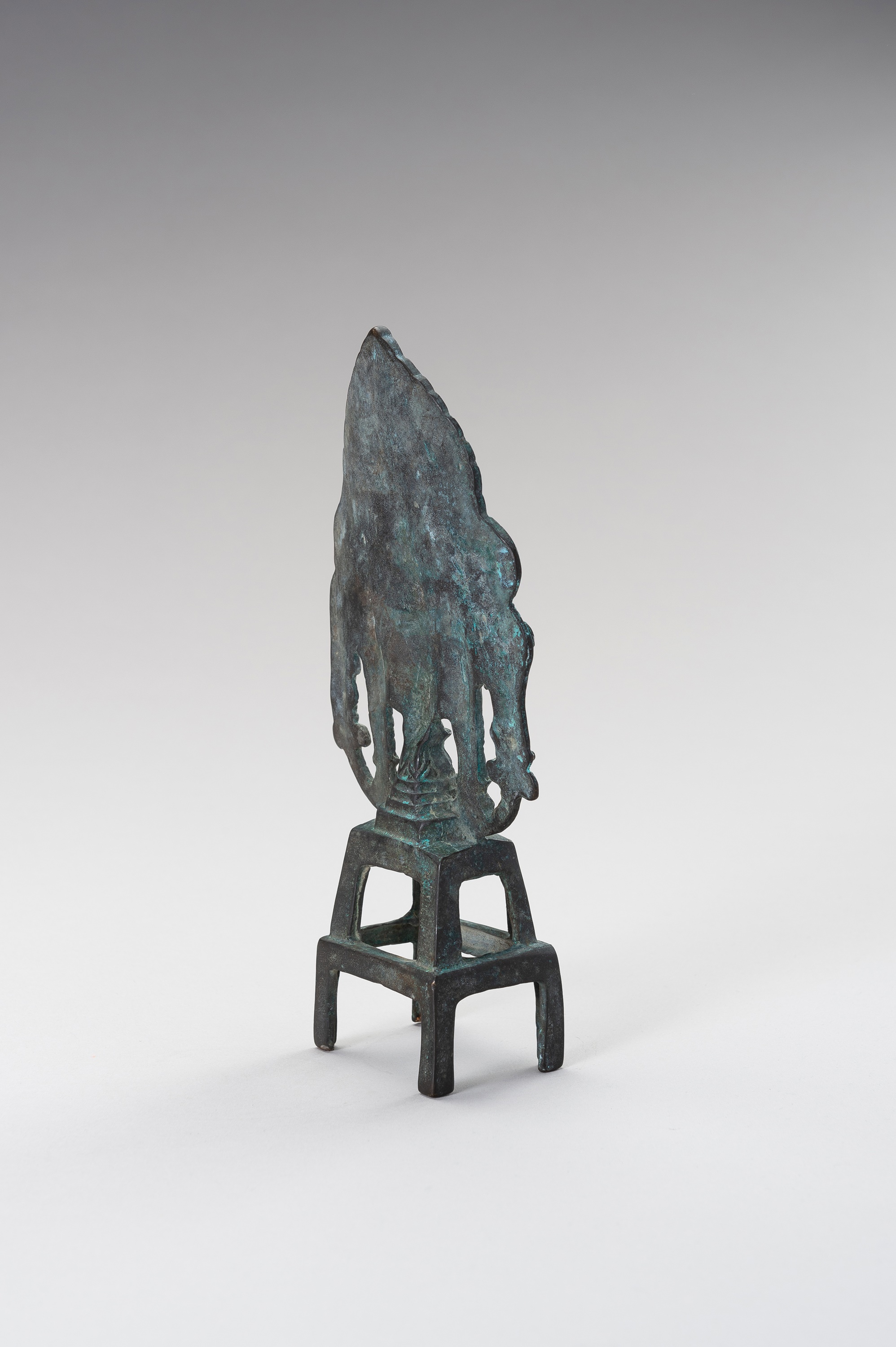 AN UNUSUAL TANG STYLE FOOTED BRONZE STELE - Image 7 of 11