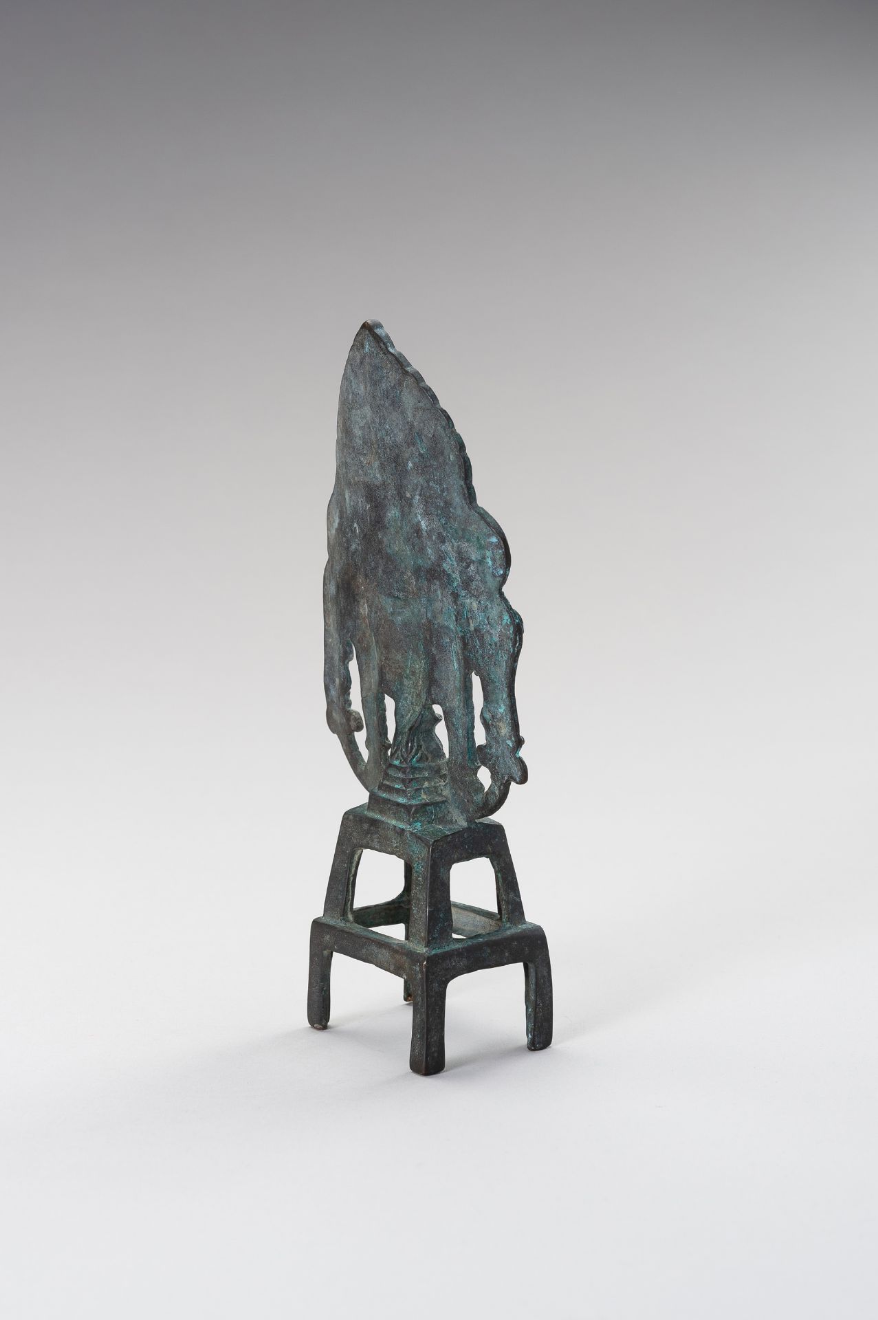 AN UNUSUAL TANG STYLE FOOTED BRONZE STELE - Image 7 of 11