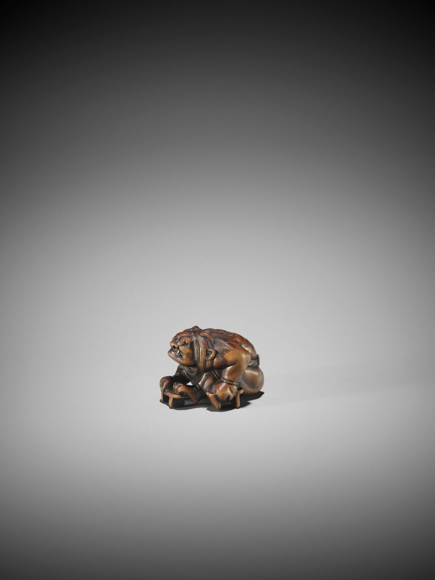 A WOOD NETSUKE OF RAIJIN WITH GETA - Bild 2 aus 10