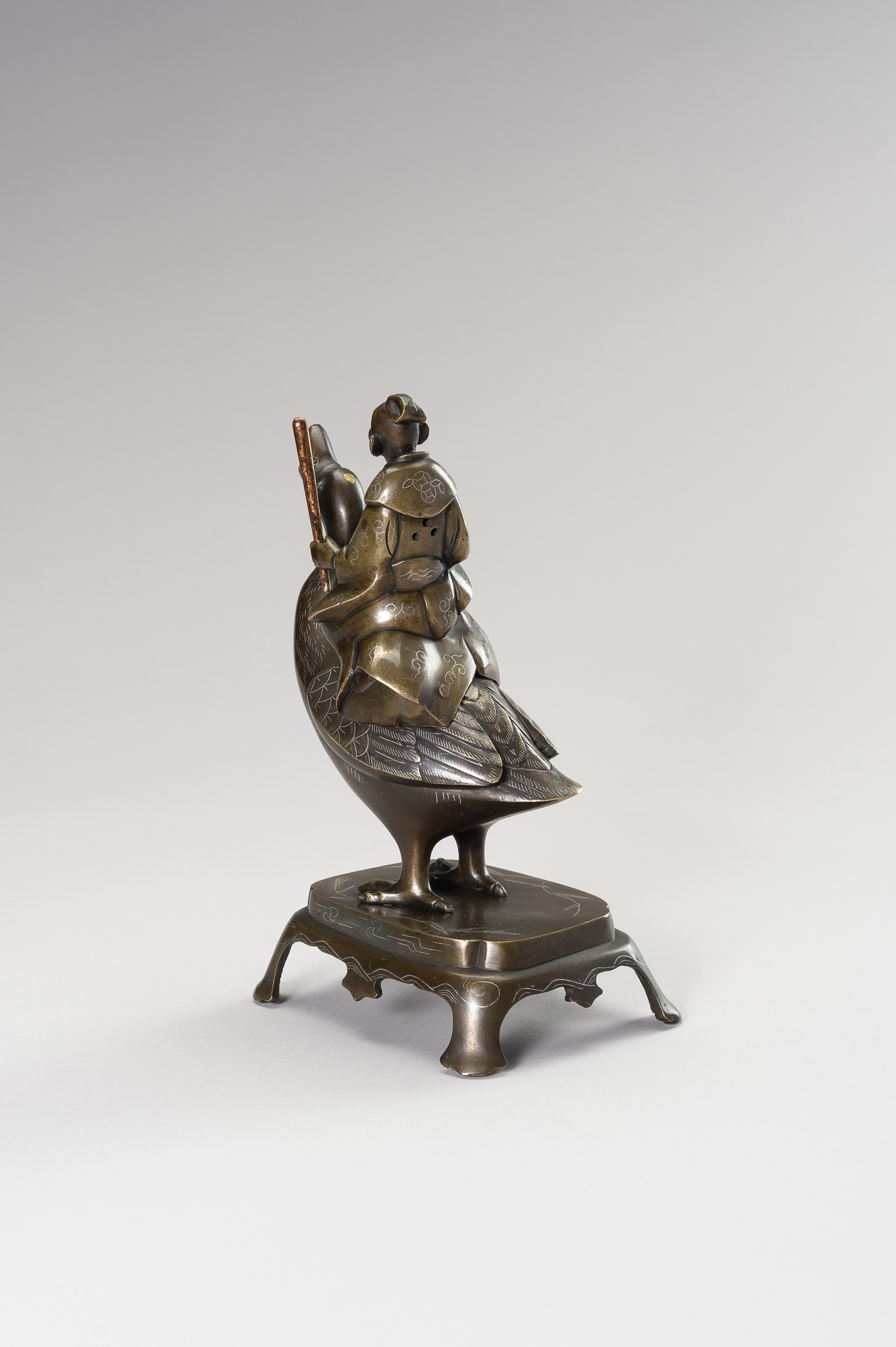 A GOLD AND SILVER INLAID BRONZE CENSER OF WANG XIZHI RIDING A GOOSE - Image 6 of 13