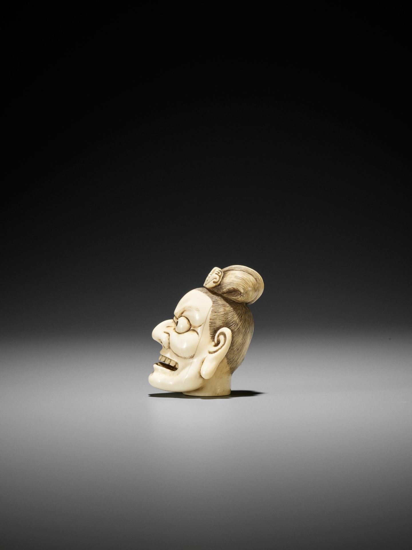 A FINE IVORY NETSUKE OF A SEVERED NIO HEAD - Bild 5 aus 11