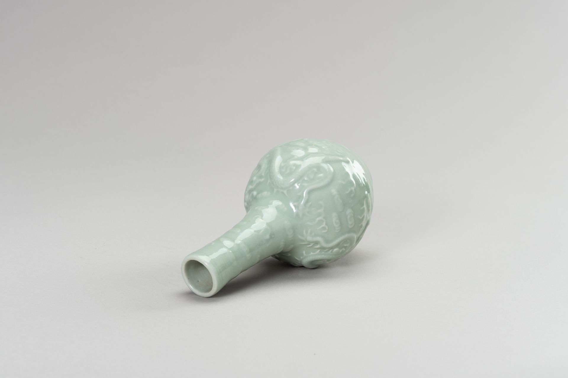 A CELADON 'DRAGON' VASE - Bild 8 aus 10