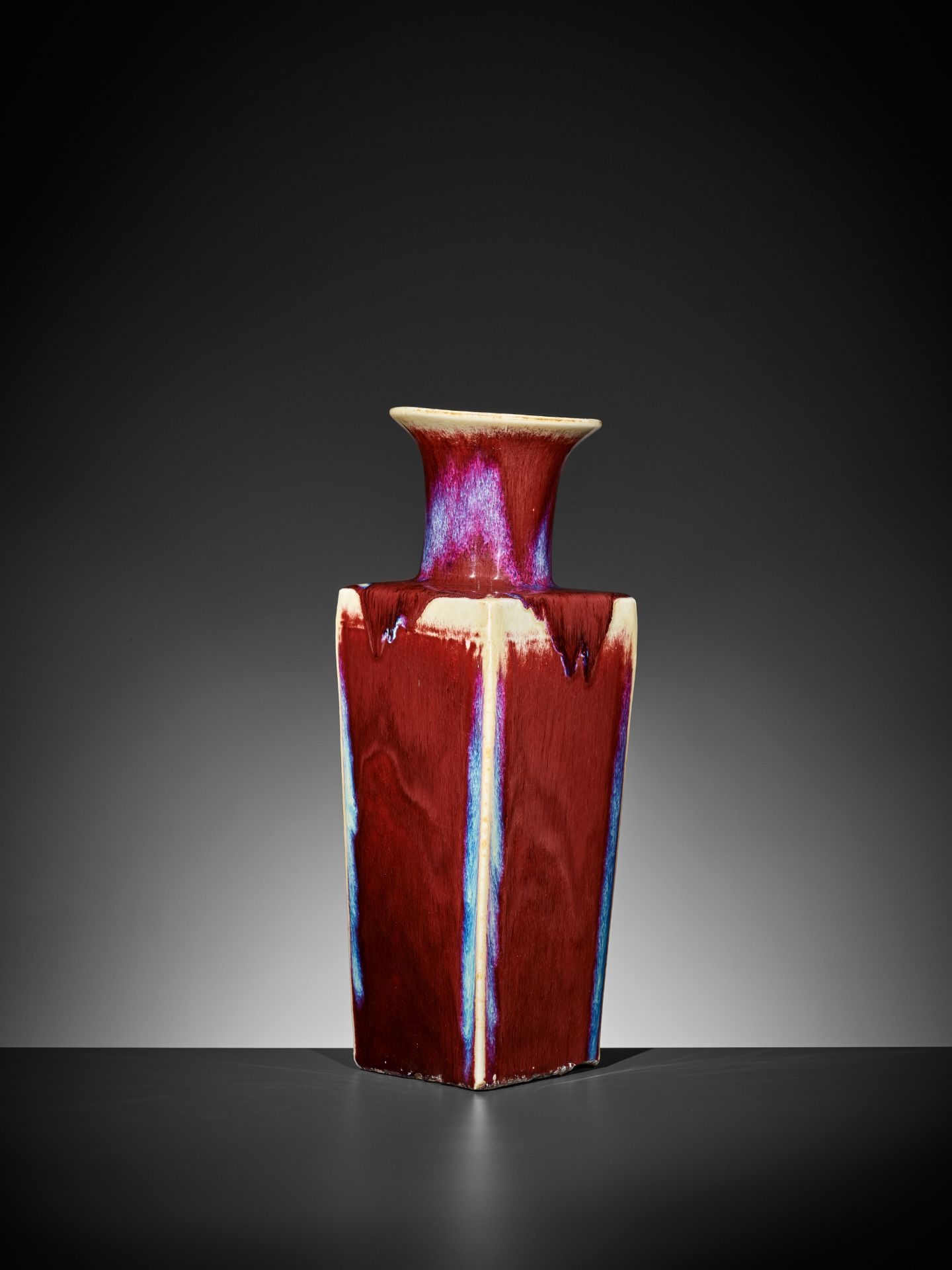 A FLAMBE-GLAZED SQUARE BALUSTER VASE, QING DYNASTY - Bild 2 aus 8