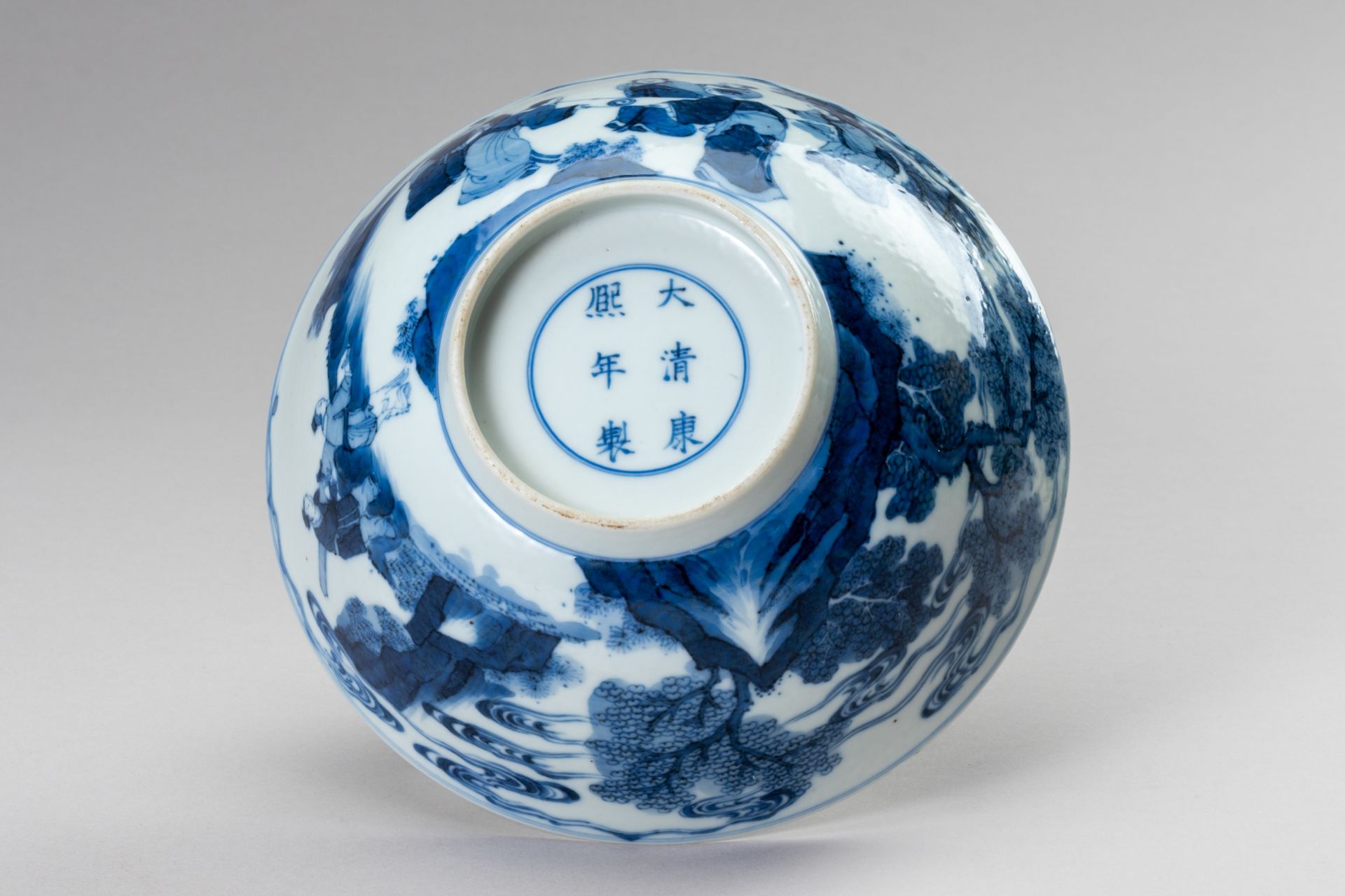 A BLUE AND WHITE PORCELAIN KANGXI REVIVAL 'SCHOLARS' BOWL - Image 5 of 12