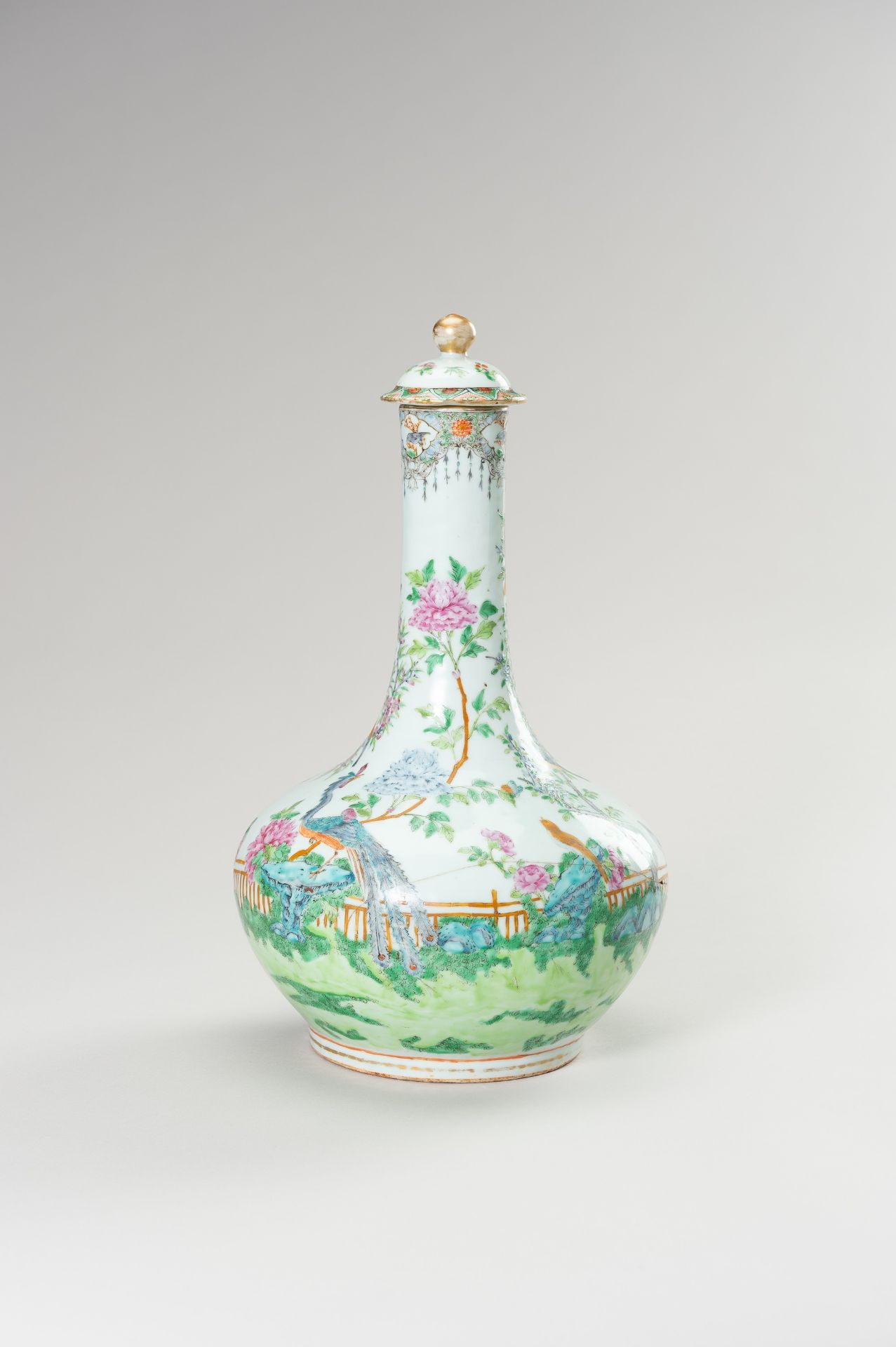 A FAMILLE ROSE BOTTLE VASE WITH LID - Bild 3 aus 12