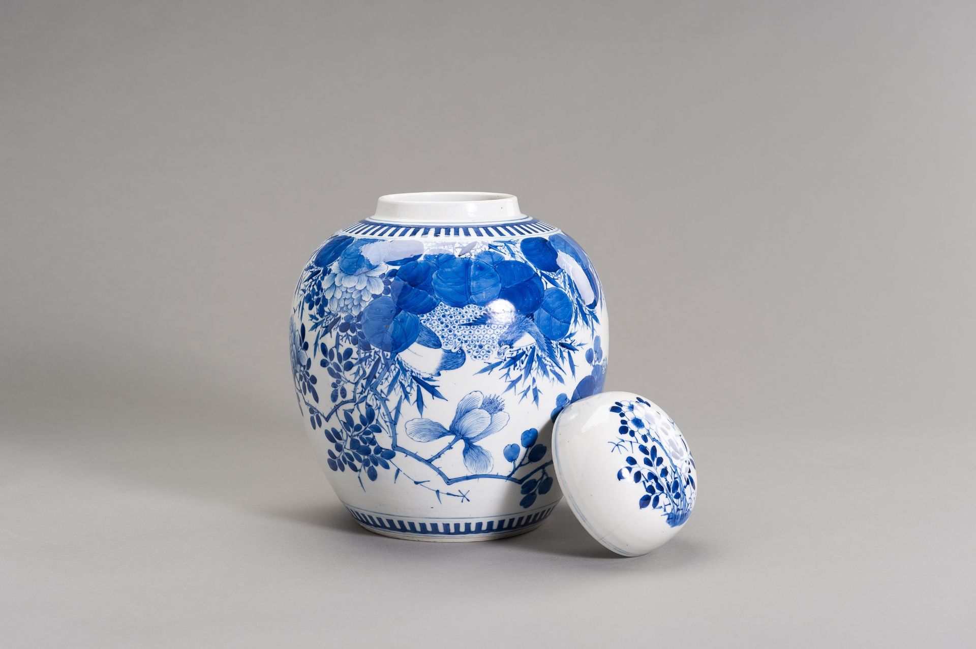 A BLUE AND WHITE GINGER JAR WITH COVER - Bild 8 aus 11