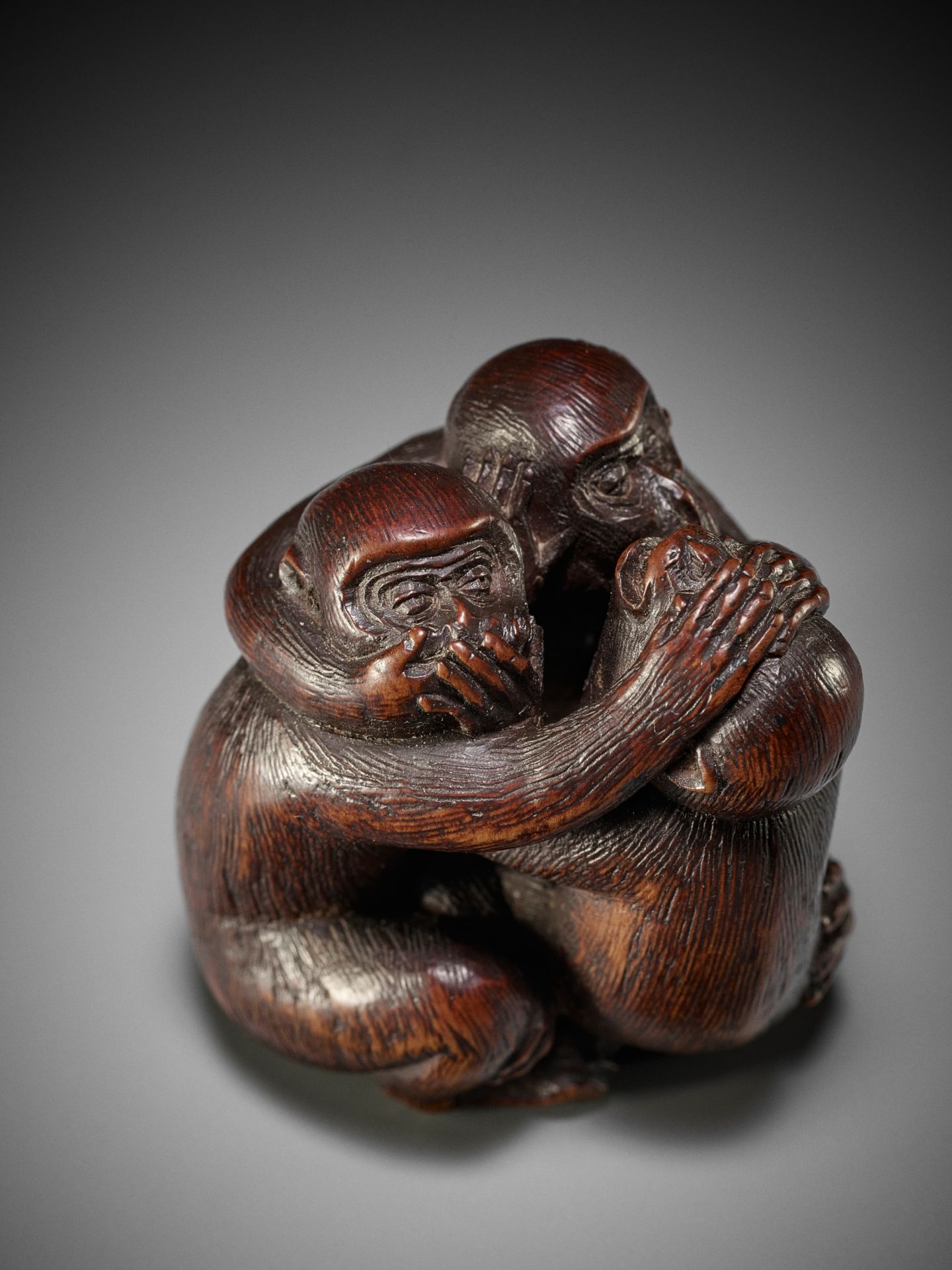 SHUGETSU: A FINE WOOD NETSUKE OF THE SAMBIKI SARU (THREE WISE MONKEYS) - Bild 3 aus 12