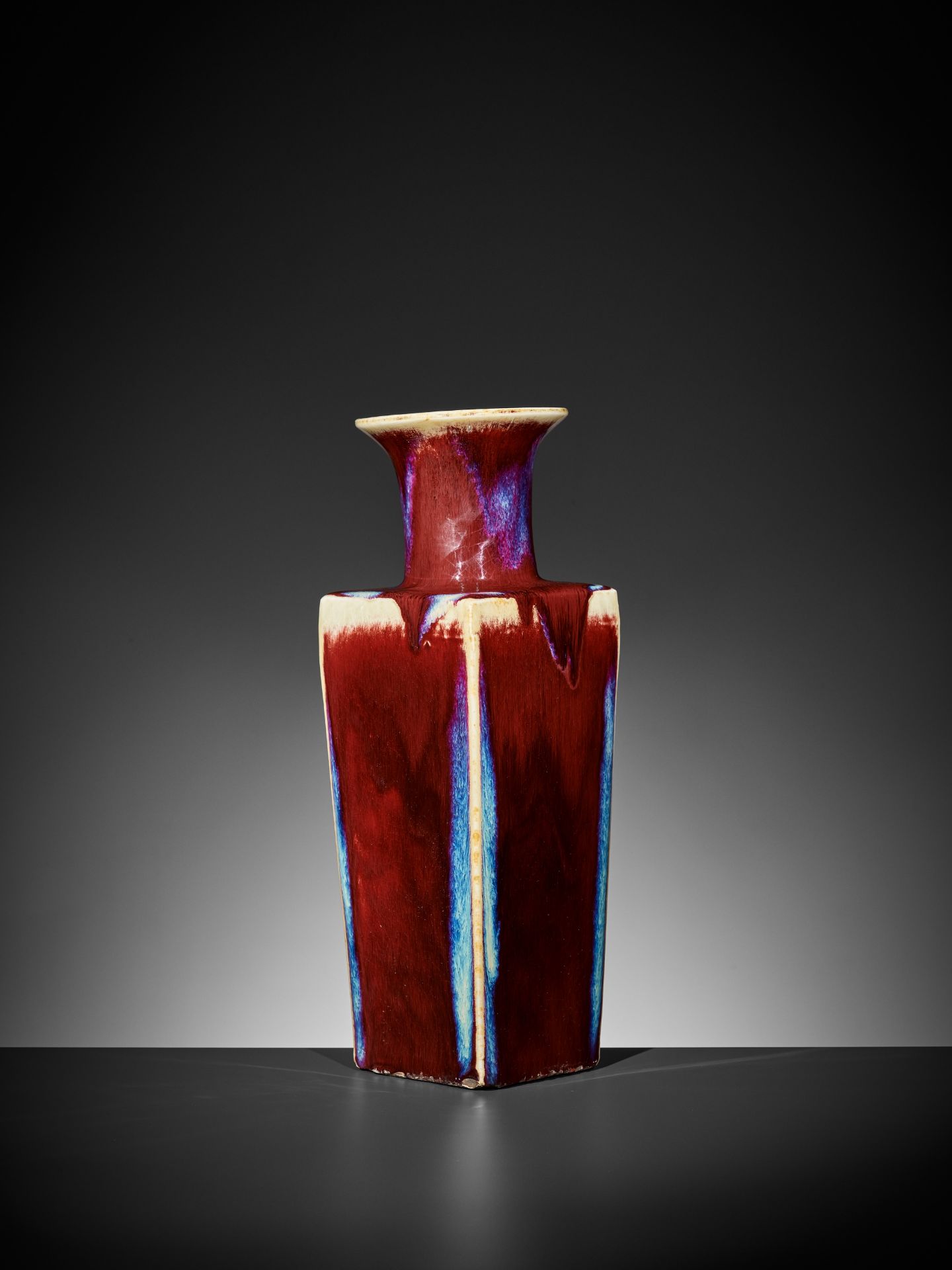 A FLAMBE-GLAZED SQUARE BALUSTER VASE, QING DYNASTY - Bild 5 aus 8