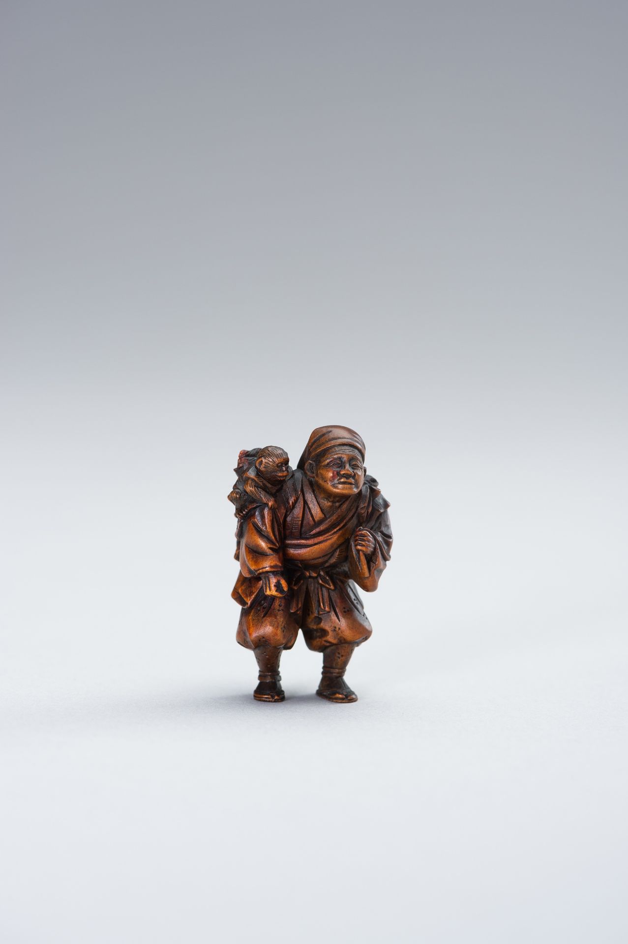 MINKOKU: A WOOD NETSUKE OF SARUMAWASHI - Bild 8 aus 11