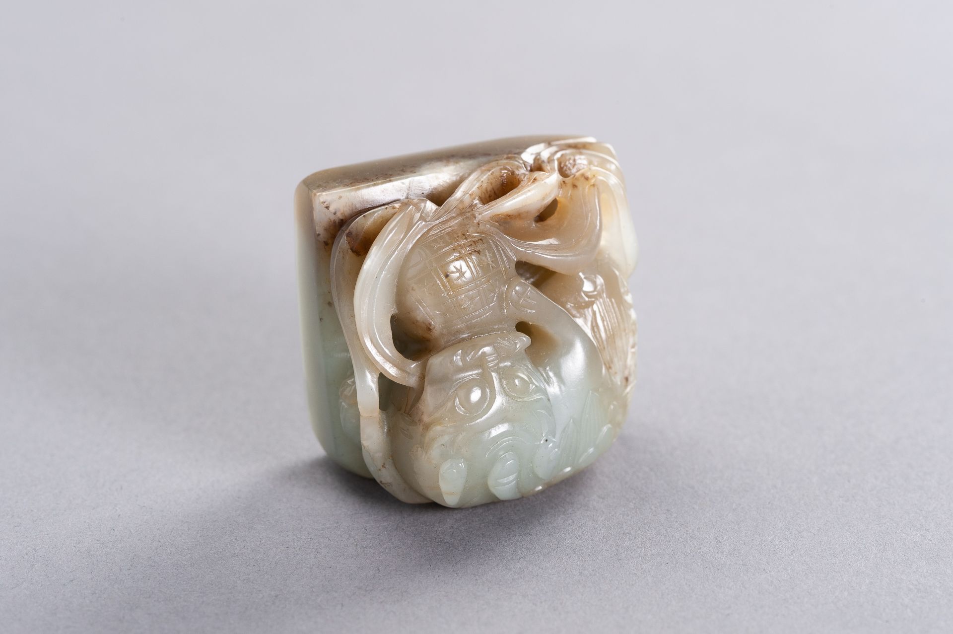 A CELADON AND RUSSET JADE 'QILIN' SEAL, LATE QING TO REPUBLIC - Bild 5 aus 8