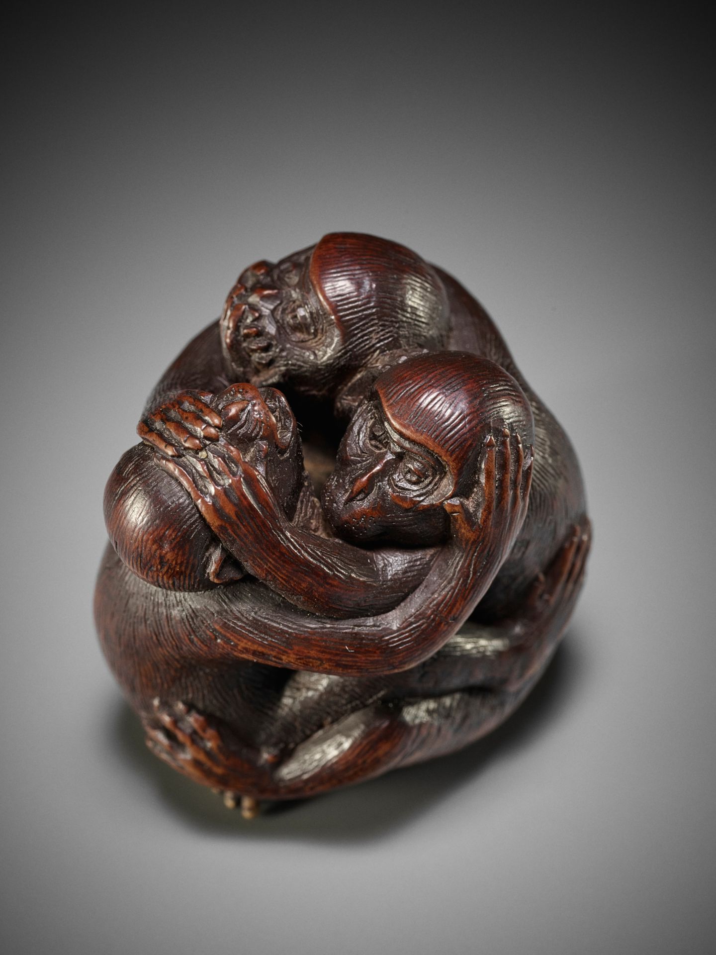 SHUGETSU: A FINE WOOD NETSUKE OF THE SAMBIKI SARU (THREE WISE MONKEYS) - Bild 4 aus 12