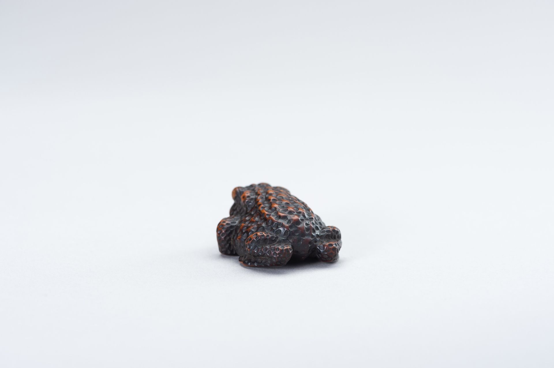 SHIGETADA: A WOOD NETSUKE OF A TOAD - Bild 14 aus 14