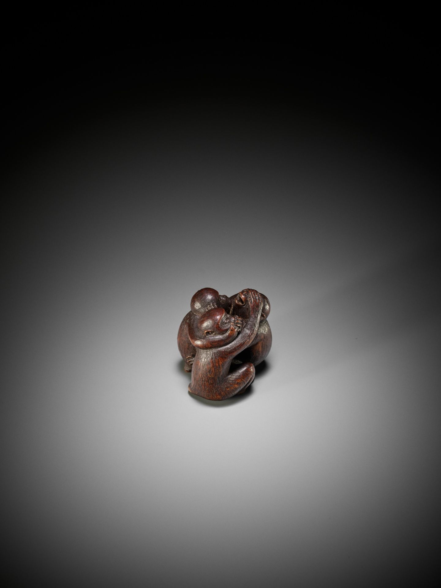 SHUGETSU: A FINE WOOD NETSUKE OF THE SAMBIKI SARU (THREE WISE MONKEYS) - Bild 9 aus 12