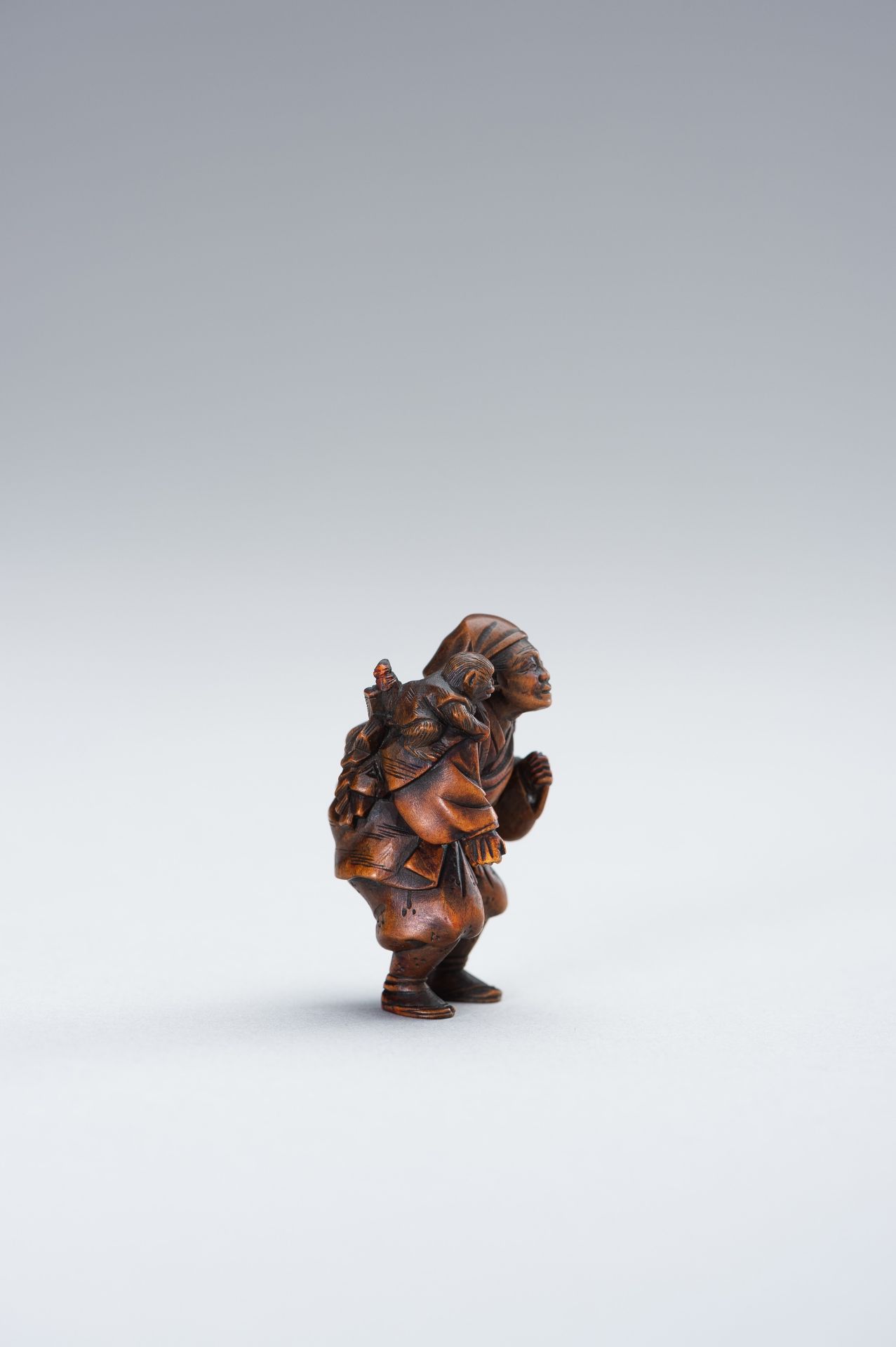 MINKOKU: A WOOD NETSUKE OF SARUMAWASHI - Bild 6 aus 11