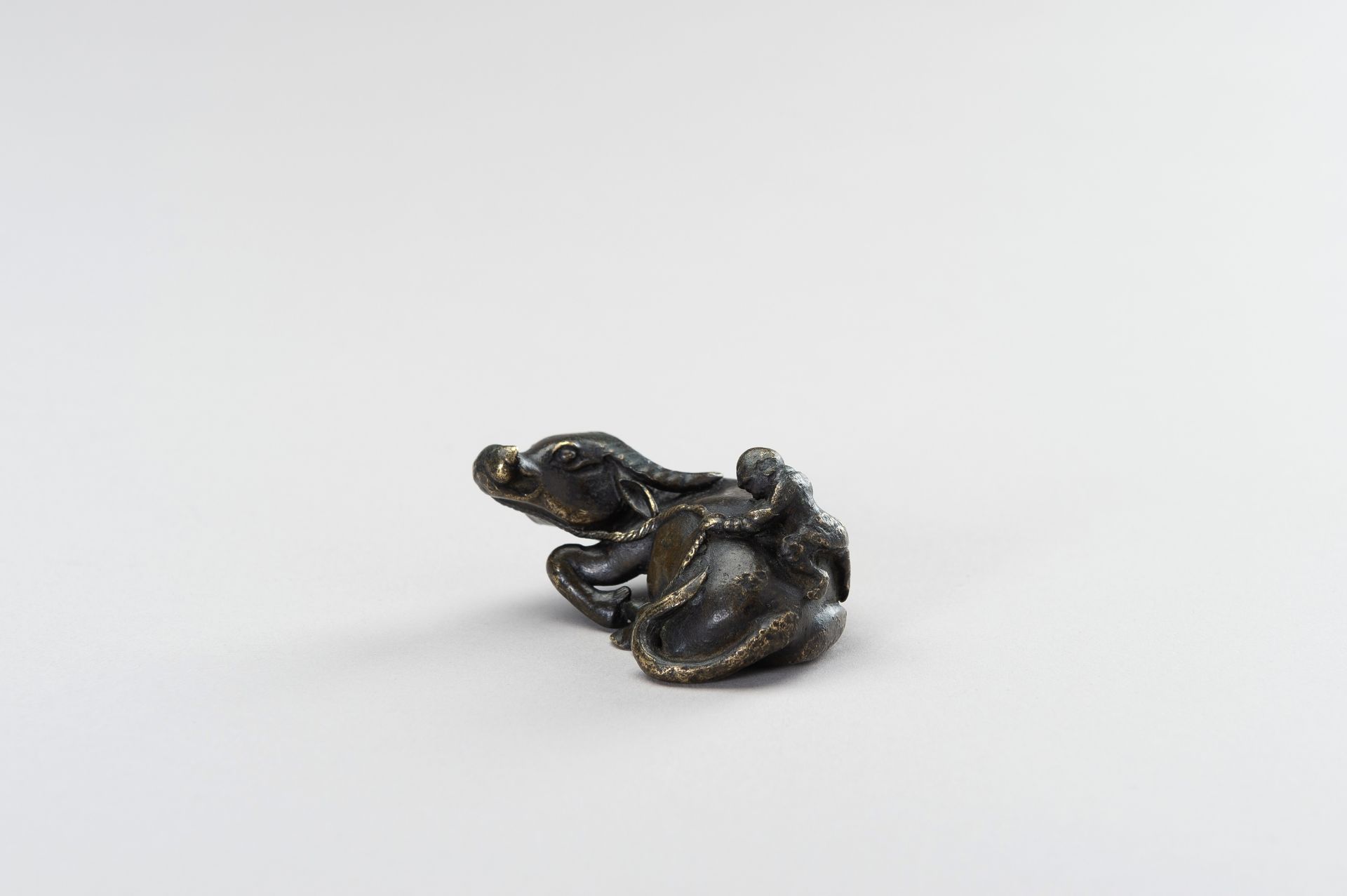 A FIGURAL BRONZE PAPERWEIGHT IN THE SHAPE OF A WATER BUFFALO AND HERDER - Image 5 of 10